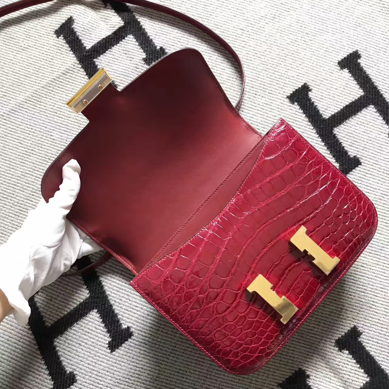 Hermes爱马仕 Constance 24 红色 原版皮 金扣-拉尔森鳄鱼皮具定制 - 爱马仕包包官网 Hermes爱马仕 Constance 24 红色 原版皮 金扣