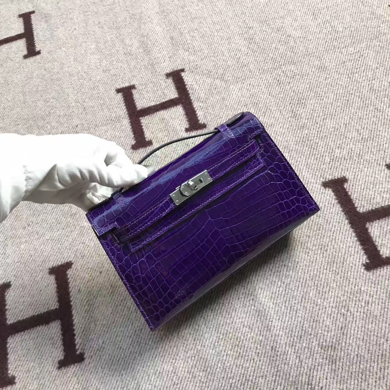 Hermès(爱马仕) Mini Kelly迷你凯莉 紫色 鳄鱼皮 银扣 22cm-拉尔森鳄鱼皮具定制 - 爱马仕包包官网 Hermès(爱马仕) Mini Kelly迷你凯莉 紫色 鳄鱼皮 银扣 22cm