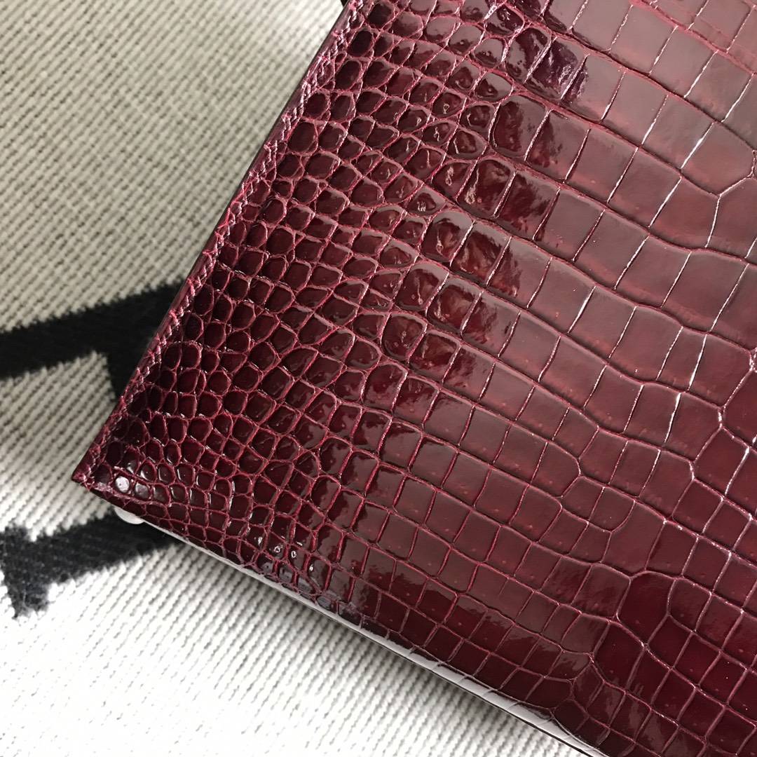 Hermès(爱马仕)Kelly凯莉包 湾鳄 酒红色 银扣 28cm-拉尔森鳄鱼皮具定制 - 爱马仕包包官网 Hermès(爱马仕)Kelly凯莉包 湾鳄 酒红色 银扣 28cm