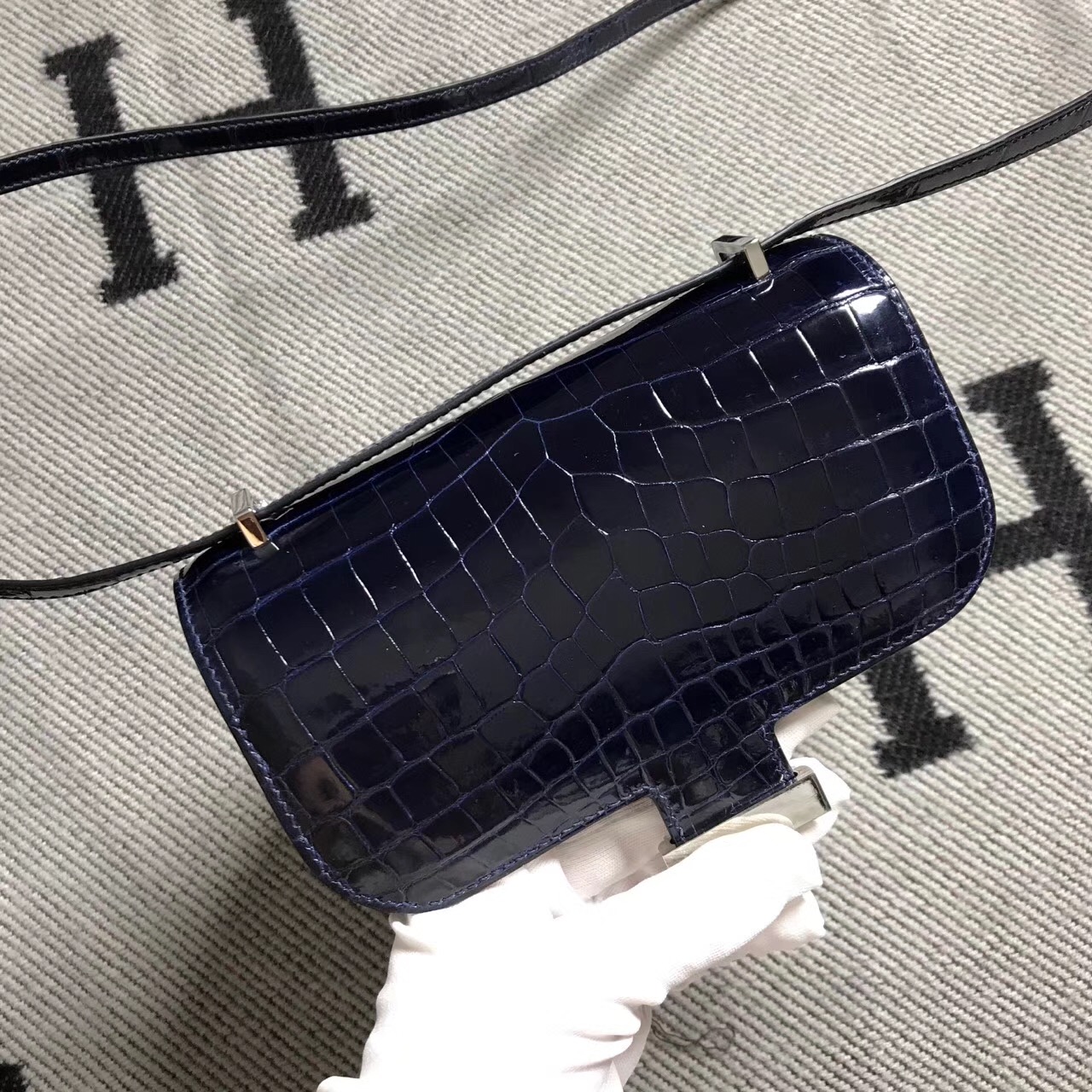 Hermes爱马仕 Constance 19 深蓝色 亮面 银扣-拉尔森鳄鱼皮具定制 - 爱马仕包包官网 Hermes爱马仕 Constance 19 深蓝色 亮面 银扣