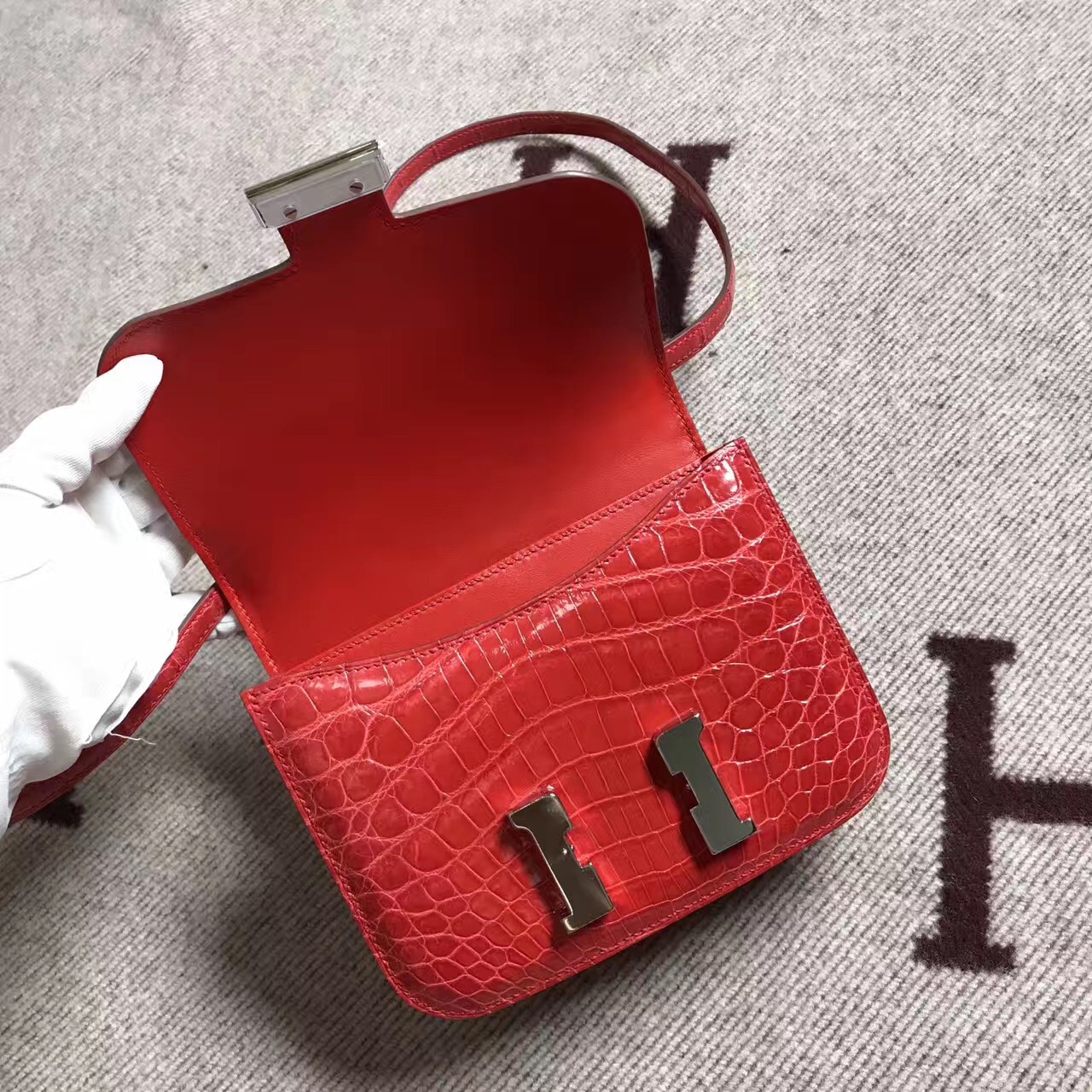 Hermes爱马仕 Constance 19 西瓜红 鳄鱼皮 银扣-拉尔森鳄鱼皮具定制 - 爱马仕包包官网 Hermes爱马仕 Constance 19 西瓜红 鳄鱼皮 银扣
