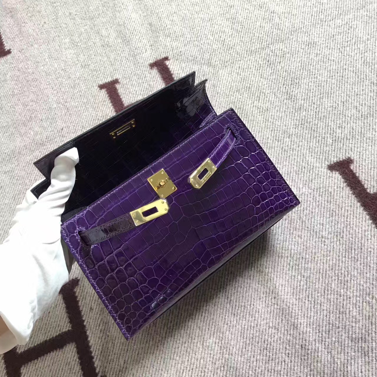 Hermès(爱马仕) Mini Kelly迷你凯莉 葡萄紫 鳄鱼皮 金扣 22cm-拉尔森鳄鱼皮具定制 - 爱马仕包包官网 Hermès(爱马仕) Mini Kelly迷你凯莉 葡萄紫 鳄鱼皮 金扣 22cm
