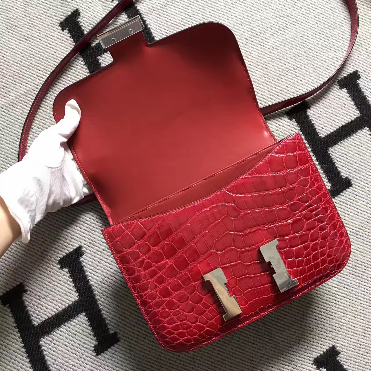 Hermes爱马仕 Constance 24 红色 原版皮 银扣-拉尔森鳄鱼皮具定制 - 爱马仕包包官网 Hermes爱马仕 Constance 24 红色 原版皮 银扣
