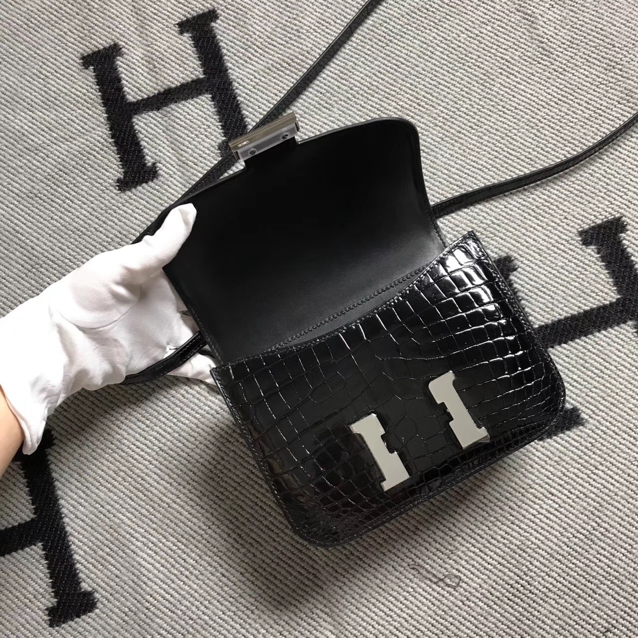 Hermes爱马仕 Constance 19 黑色 亮面 银扣-拉尔森鳄鱼皮具定制 - 爱马仕包包官网 Hermes爱马仕 Constance 19 黑色 亮面 银扣