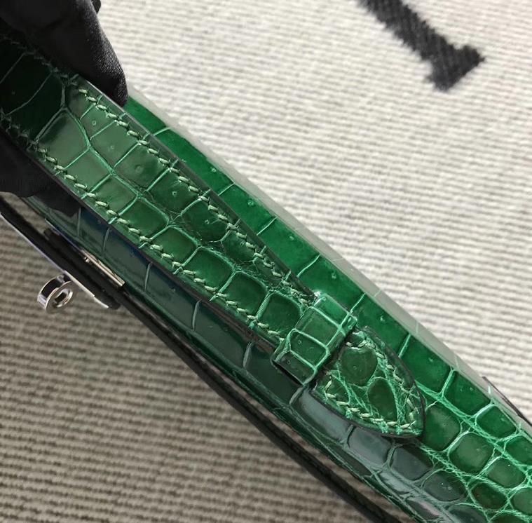 Hermes KellyCut 手拿包 鳄鱼皮 湾鳄 祖母绿 银扣-拉尔森鳄鱼皮具定制 - 爱马仕包包官网 Hermes KellyCut 手拿包 鳄鱼皮 湾鳄 祖母绿 银扣