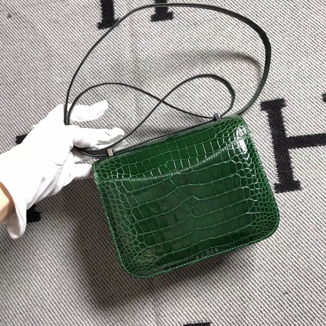 Hermes爱马仕 Constance 19 美洲翡翠绿 亮面 银扣-拉尔森鳄鱼皮具定制 - 爱马仕包包官网 Hermes爱马仕 Constance 19 美洲翡翠绿 亮面 银扣