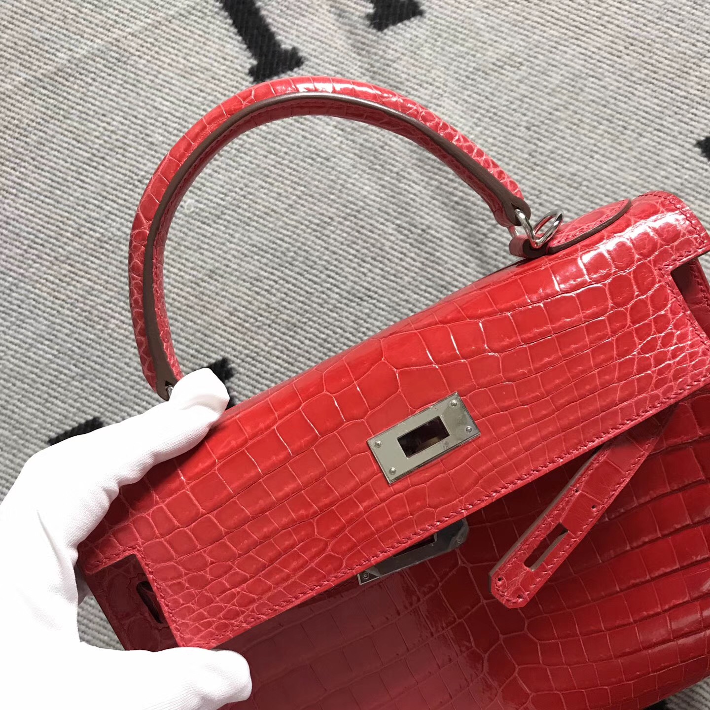 Hermès(爱马仕) Kelly凯莉包 西瓜红 银扣 28cm-拉尔森鳄鱼皮具定制 - 爱马仕包包官网 Hermès(爱马仕) Kelly凯莉包 西瓜红 银扣 28cm