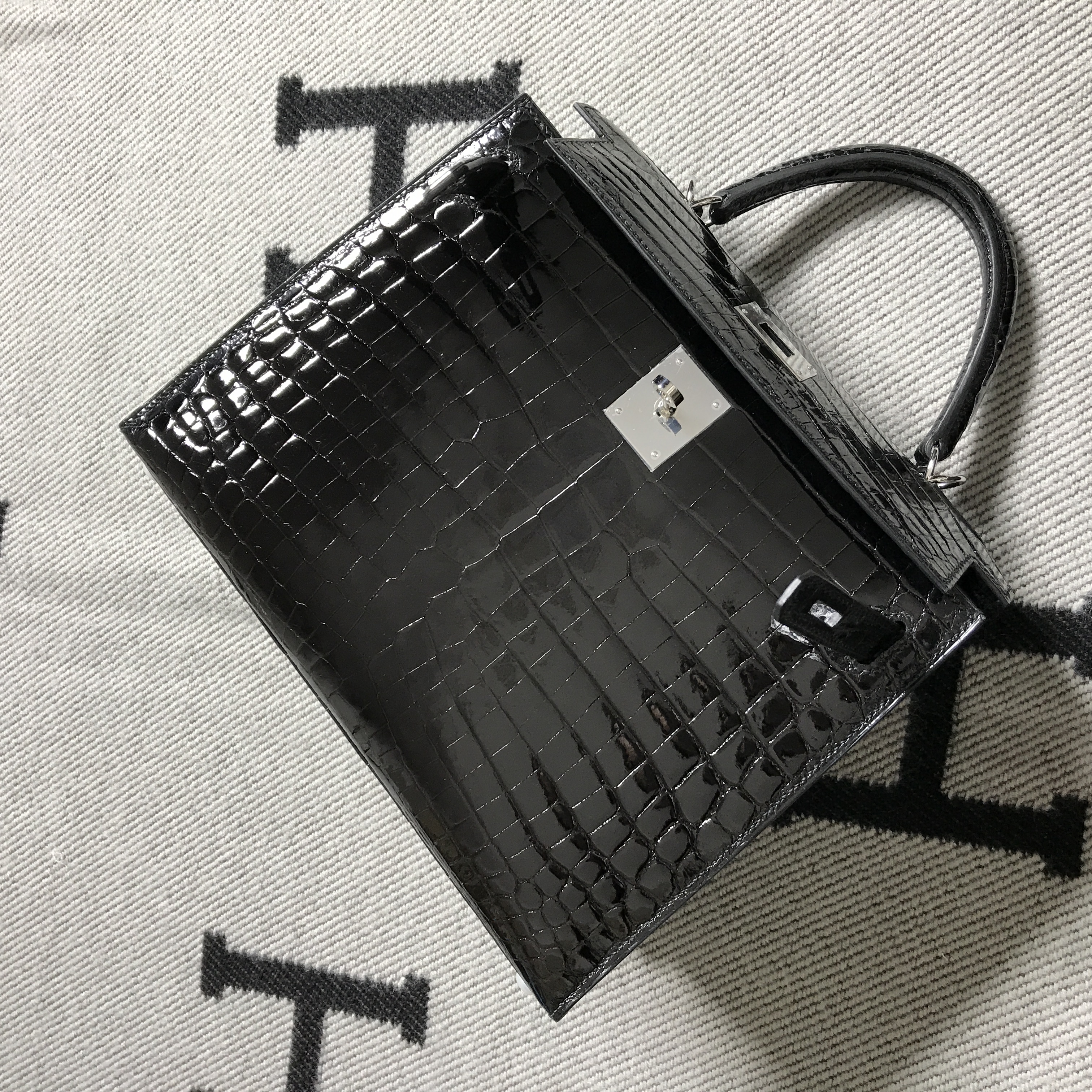 Hermès(爱马仕) Kelly凯莉包 黑色 银扣 28cm-拉尔森鳄鱼皮具定制 - 爱马仕包包官网 Hermès(爱马仕) Kelly凯莉包 黑色 银扣 28cm