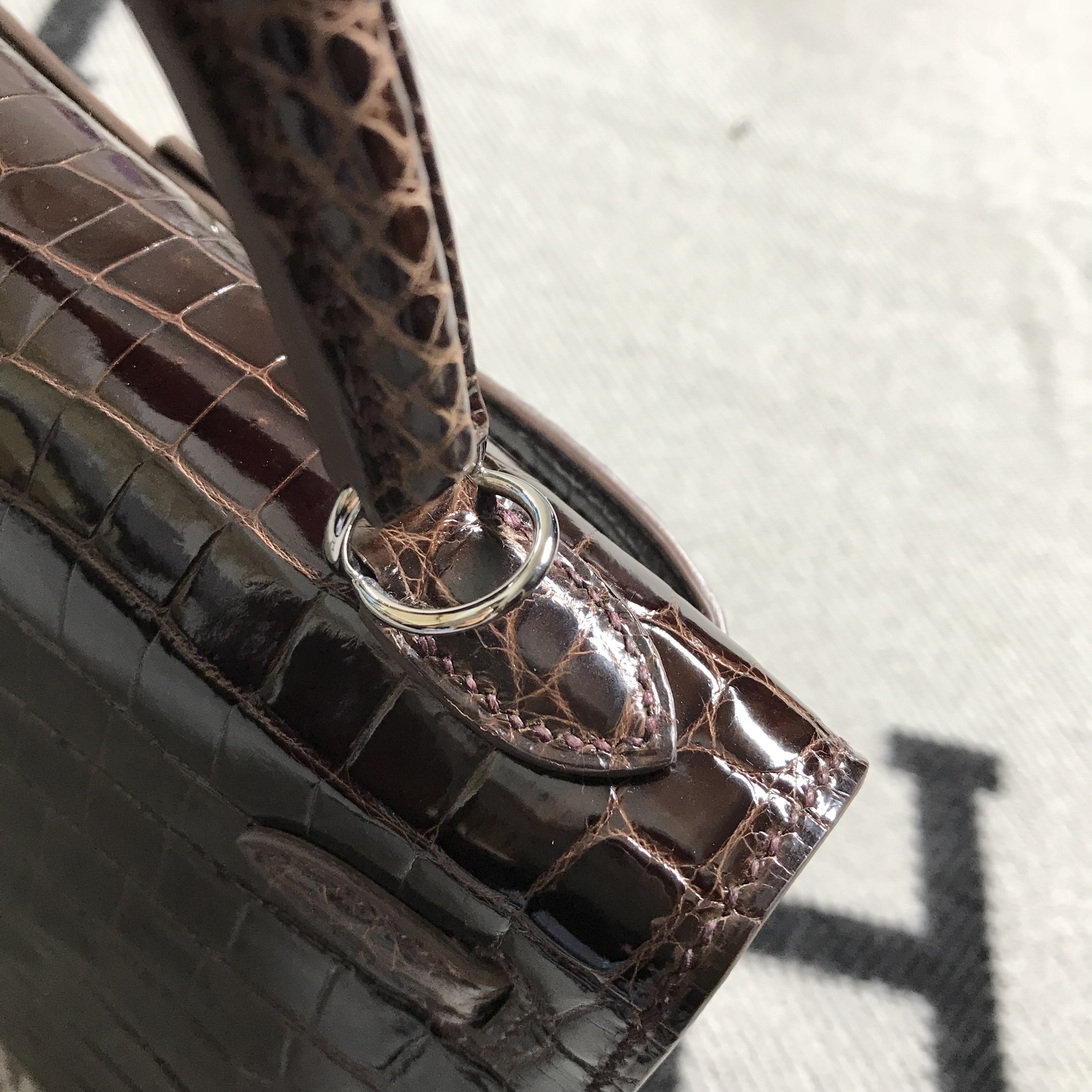 Hermès(爱马仕)Kelly 凯莉包 深咖啡色 银扣 25cm-拉尔森鳄鱼皮具定制 - 爱马仕包包官网 Hermès(爱马仕)Kelly 凯莉包 深咖啡色 银扣 25cm