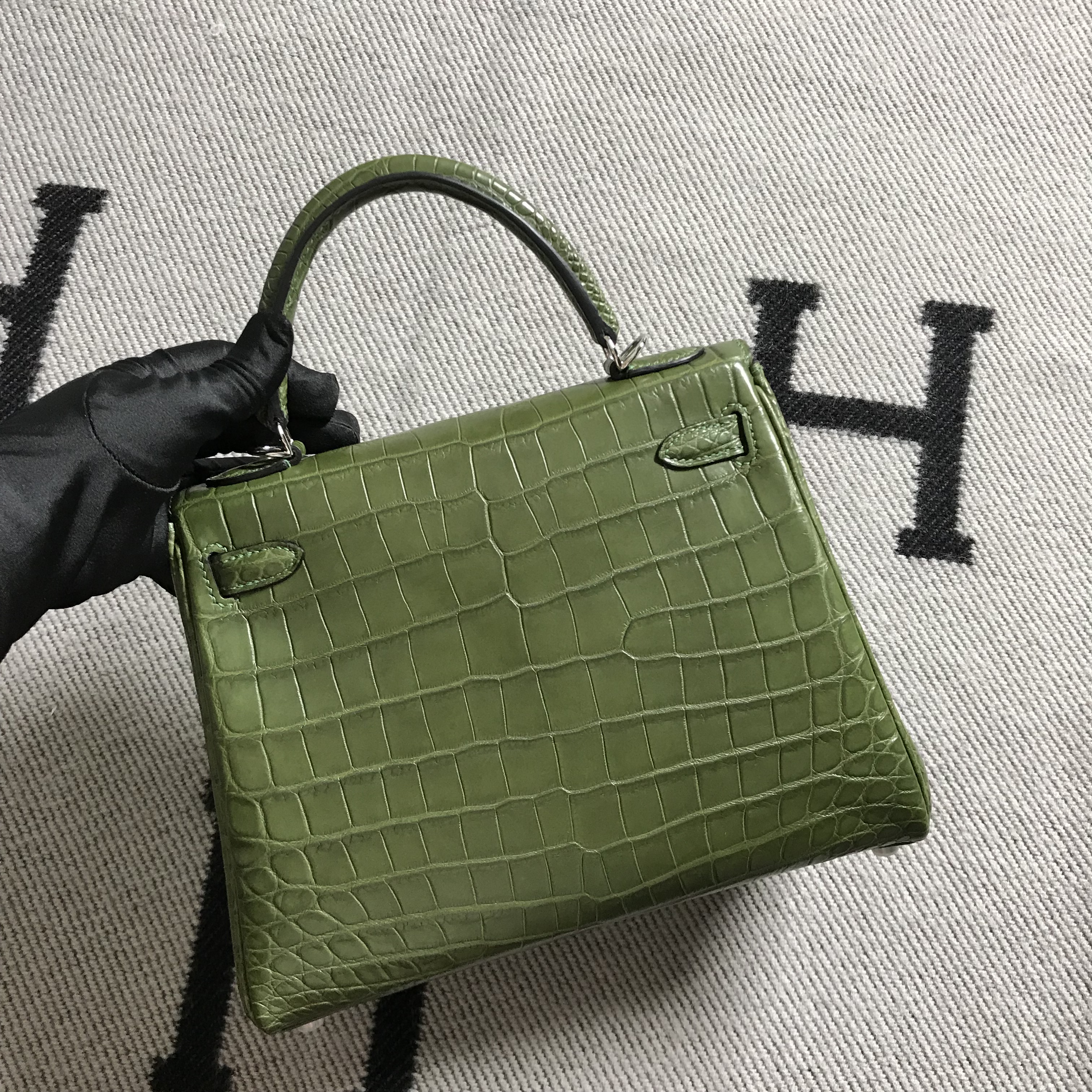 Hermès(爱马仕)Kelly 凯莉包 森林绿 雾面 银扣 25cm-拉尔森鳄鱼皮具定制 - 爱马仕包包官网 Hermès(爱马仕)Kelly 凯莉包 森林绿 雾面 银扣 25cm