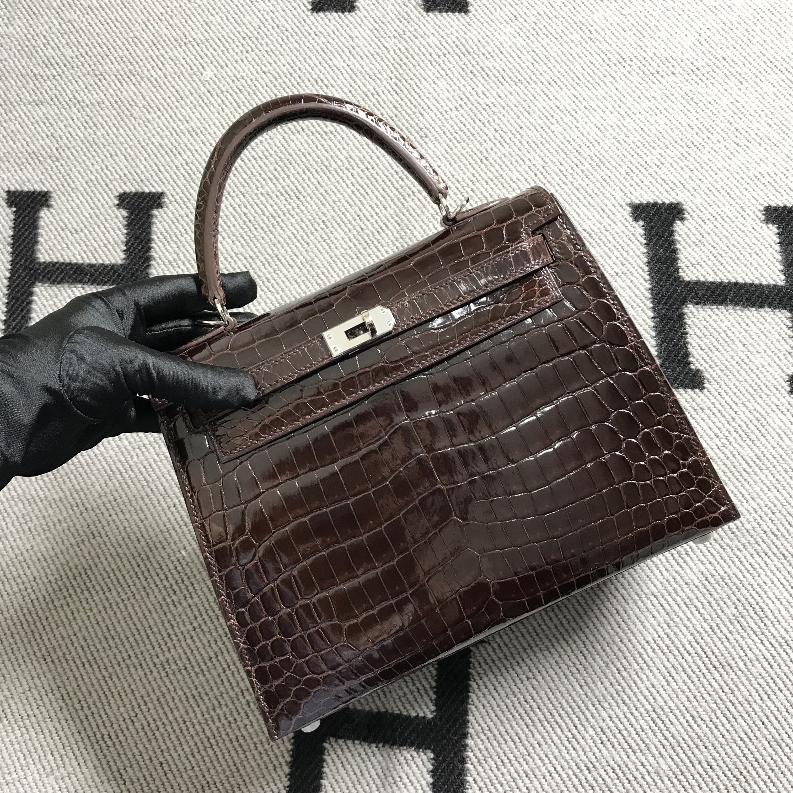 Hermès(爱马仕)Kelly 凯莉包 深咖啡色 银扣 25cm-拉尔森鳄鱼皮具定制 - 爱马仕包包官网 Hermès(爱马仕)Kelly 凯莉包 深咖啡色 银扣 25cm
