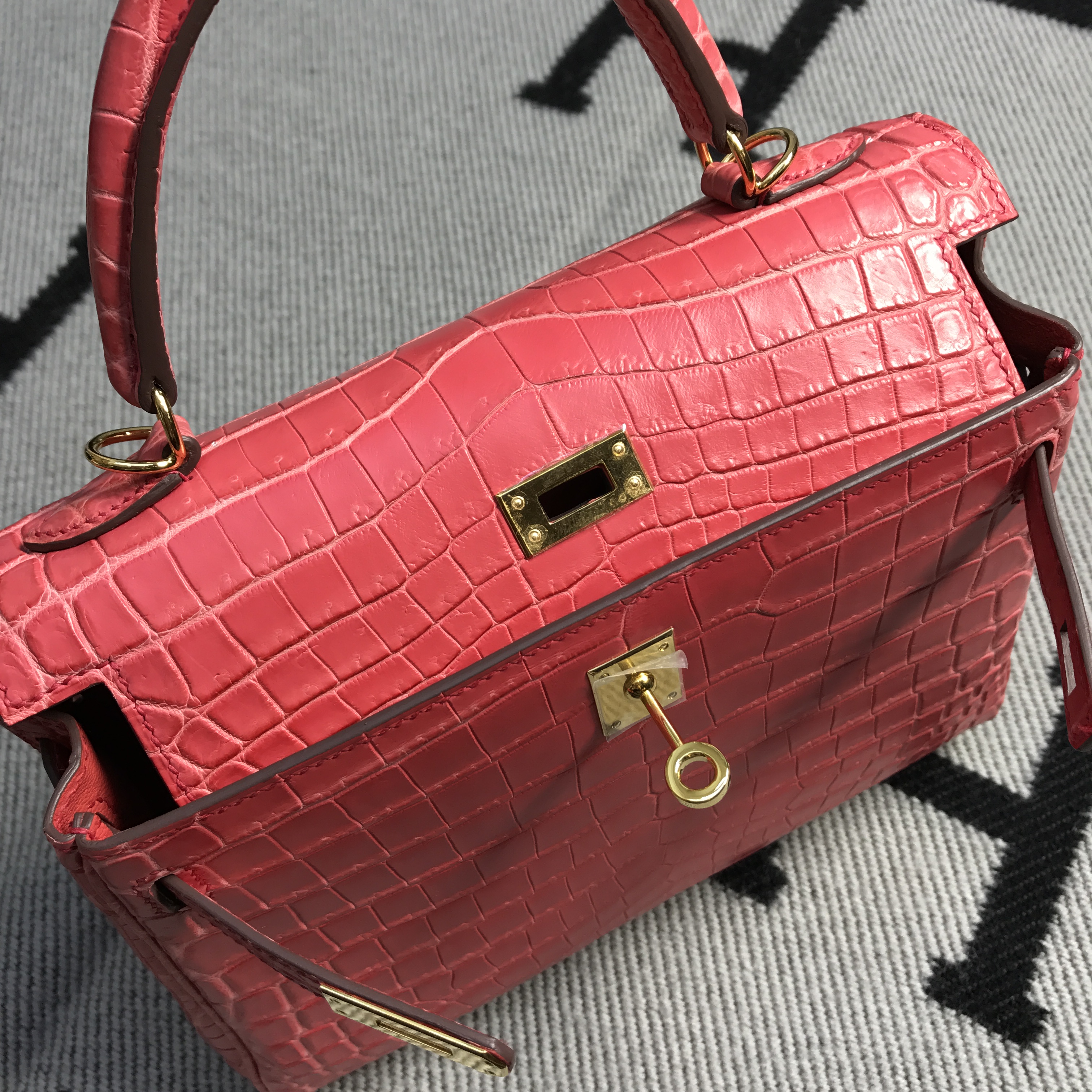 Hermès（爱马仕）Kelly 凯莉包 蜜桃粉 亚光 金扣 25cm