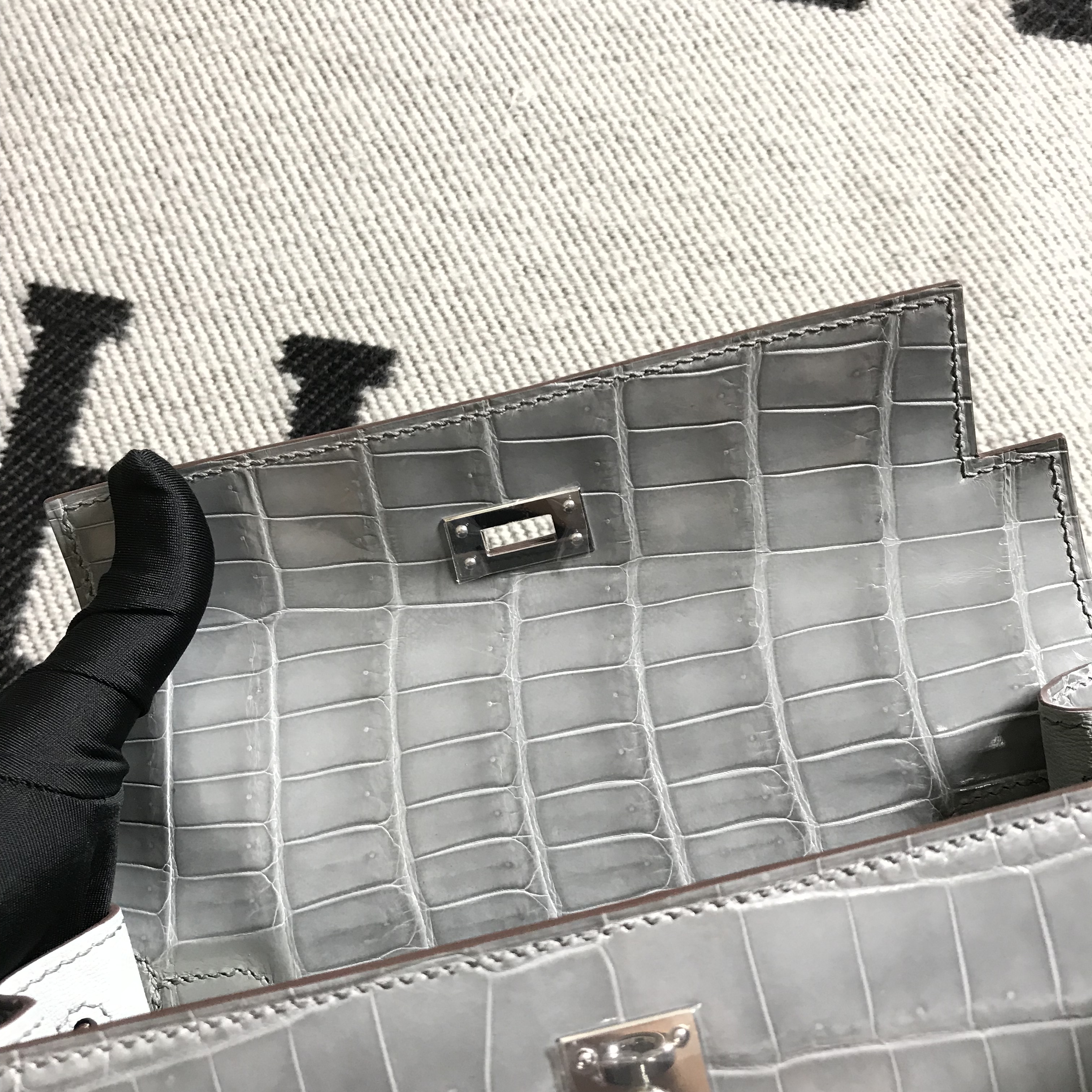 Hermès（爱马仕）Kelly 凯莉包 浅灰色 银扣 25cm