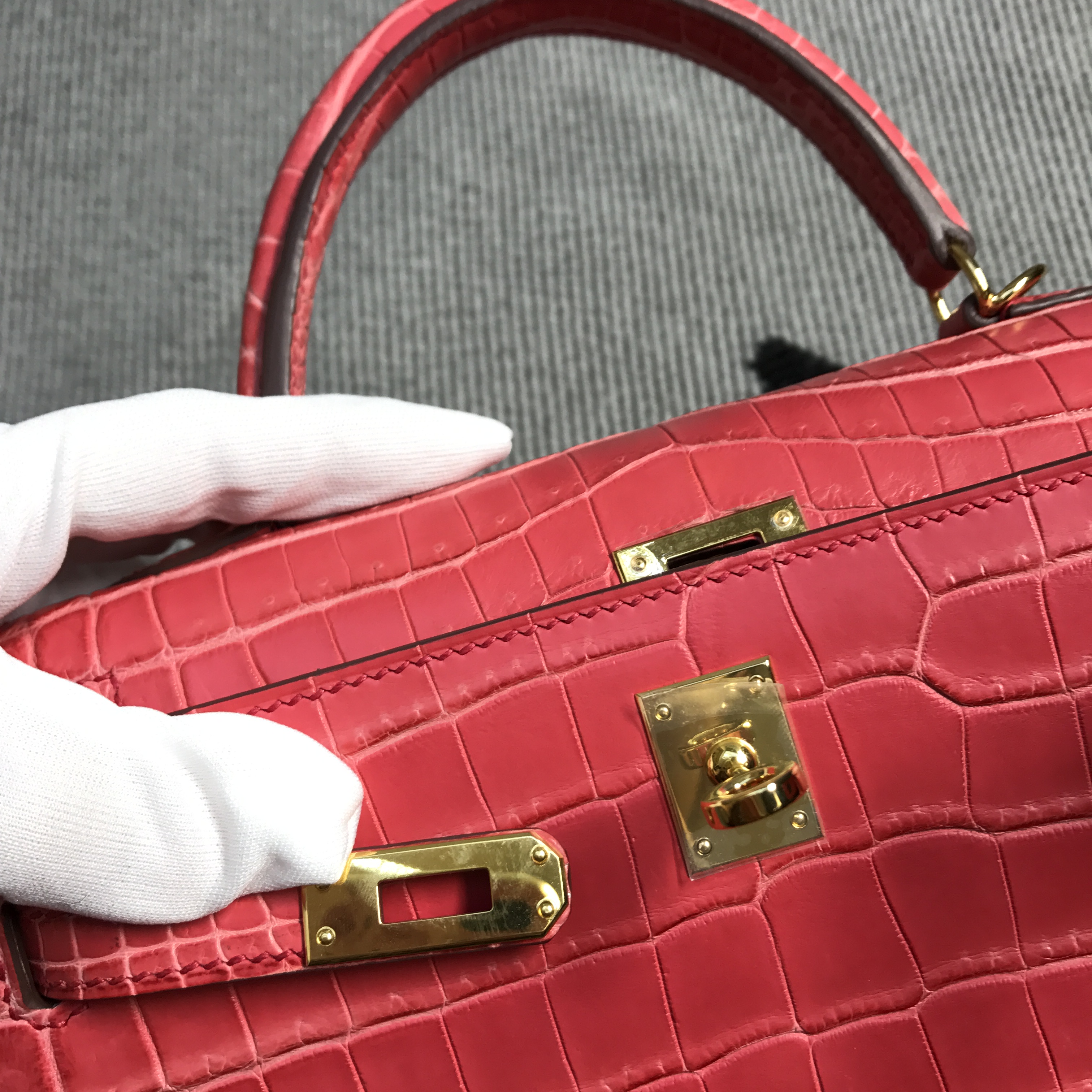 Hermès（爱马仕）Kelly 凯莉包 蜜桃粉 亚光 金扣 25cm