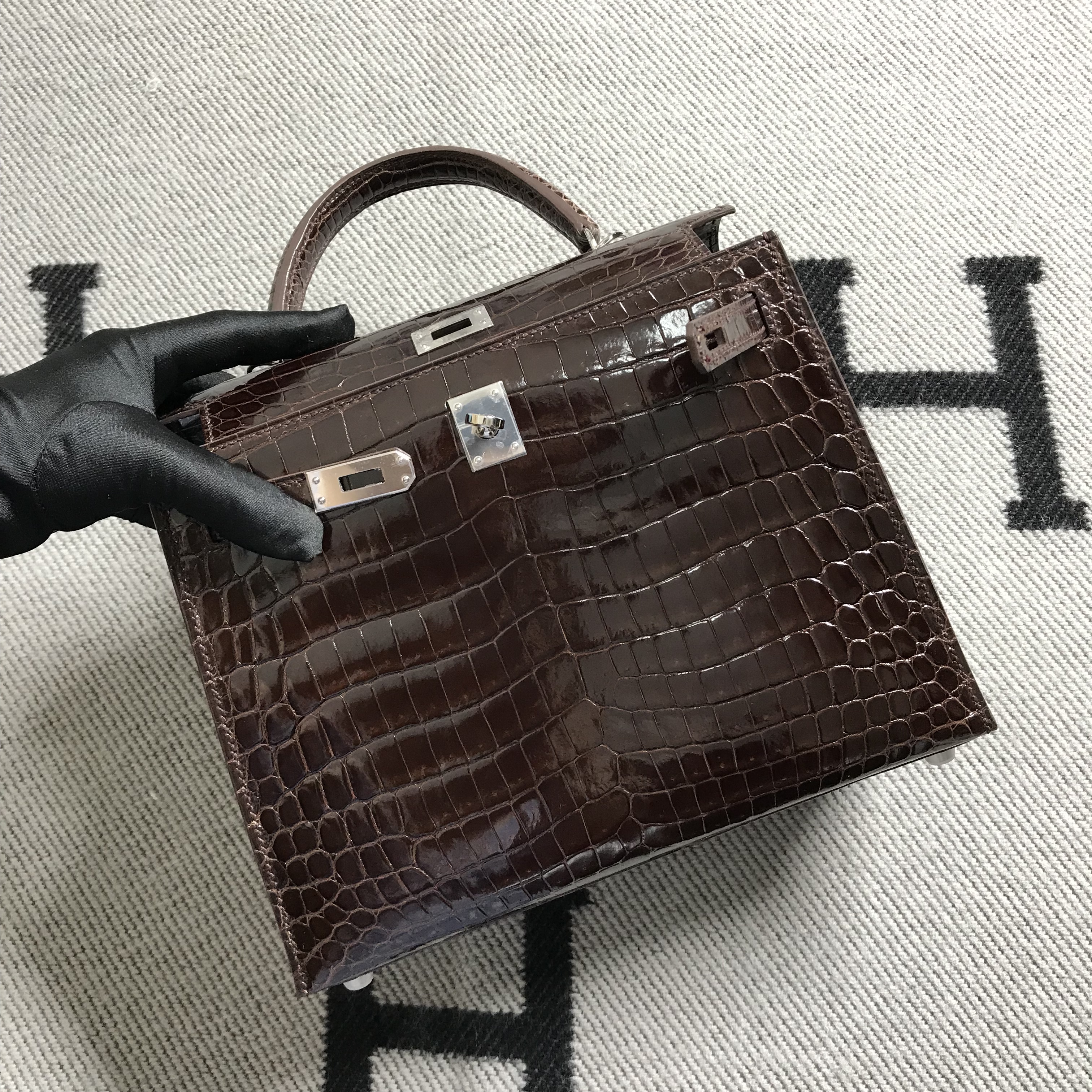 Hermès(爱马仕)Kelly 凯莉包 深咖啡色 银扣 25cm-拉尔森鳄鱼皮具定制 - 爱马仕包包官网 Hermès(爱马仕)Kelly 凯莉包 深咖啡色 银扣 25cm