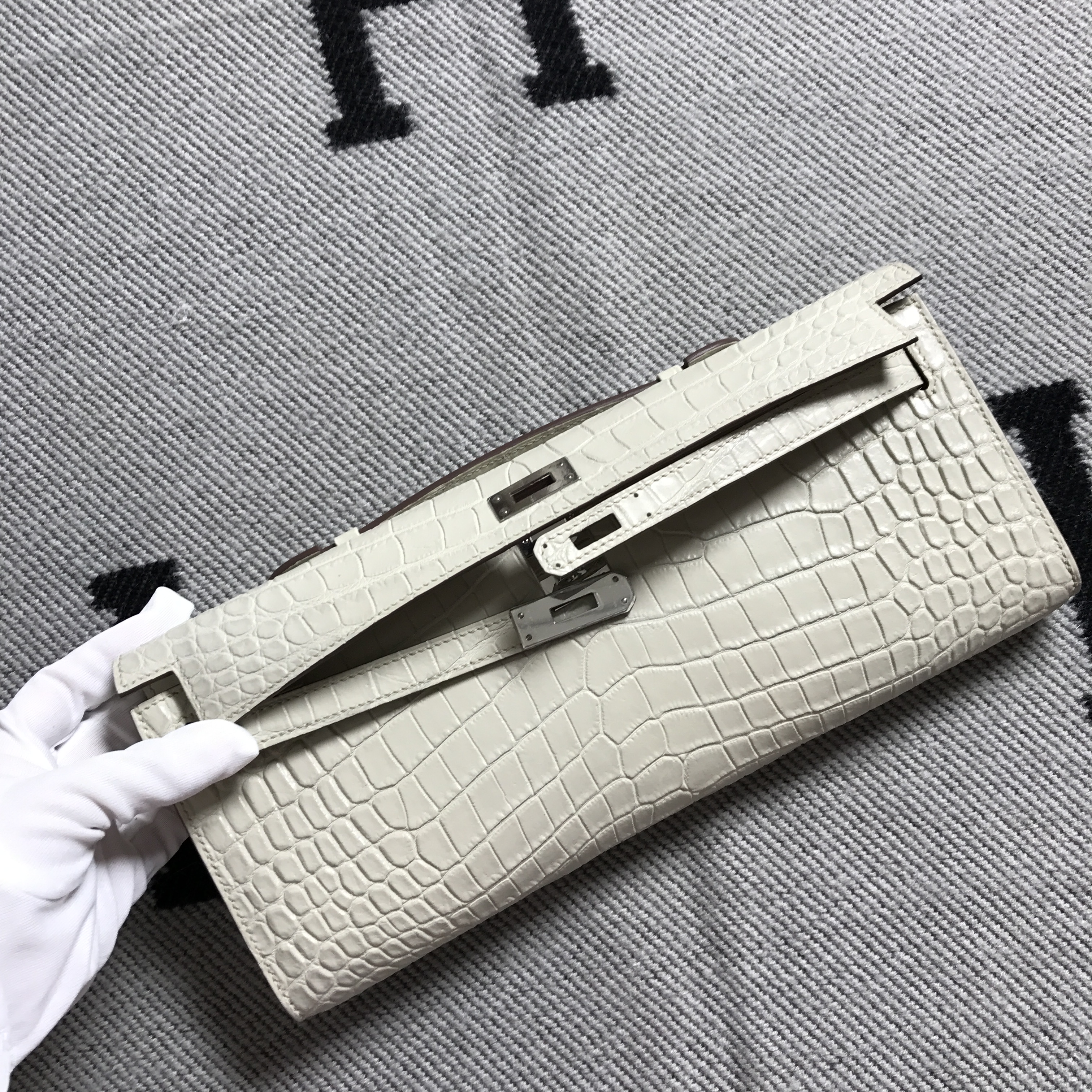 Hermès（爱马仕）Kelly Cut长款手包 浅灰色 银扣 2代