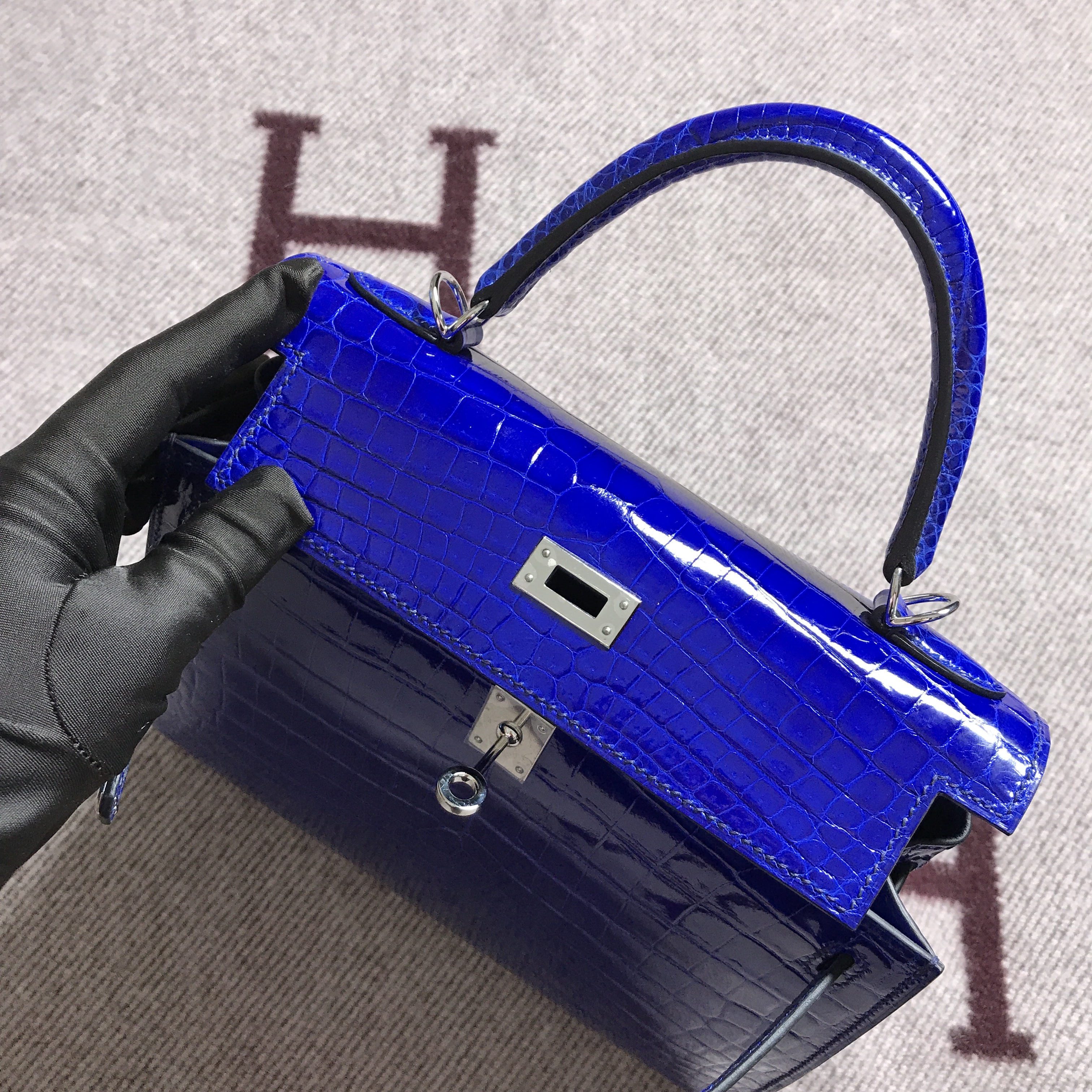 Hermès(爱马仕) Kelly 凯莉包 电光蓝 银扣 25cm-拉尔森鳄鱼皮具定制 - 爱马仕包包官网 Hermès(爱马仕) Kelly 凯莉包 电光蓝 银扣 25cm