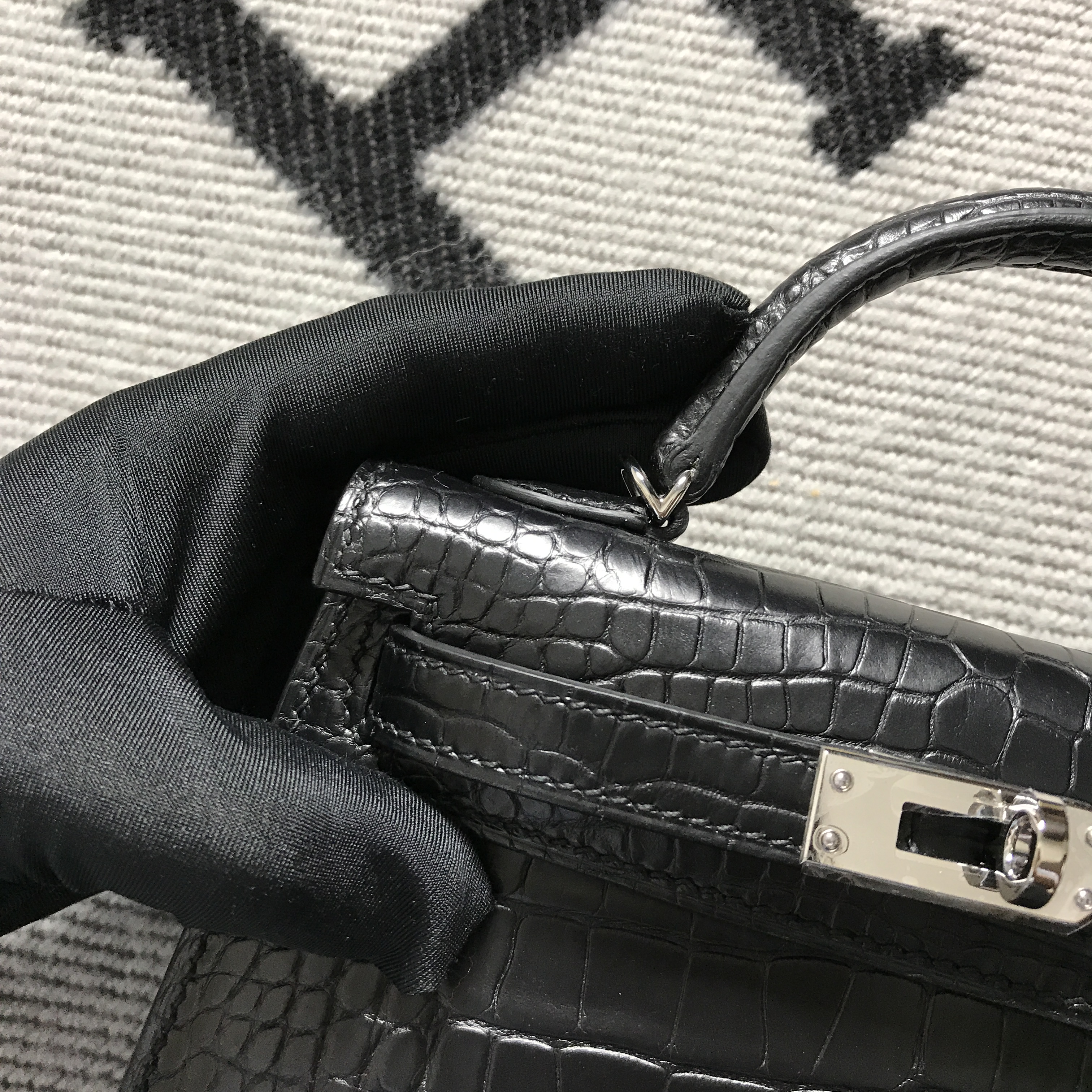 Hermès(爱马仕) Mini Kelly迷你凯莉 美洲黑雾面 银扣 2代-拉尔森鳄鱼皮具定制 - 爱马仕包包官网 Hermès(爱马仕) Mini Kelly迷你凯莉 美洲黑雾面 银扣 2代