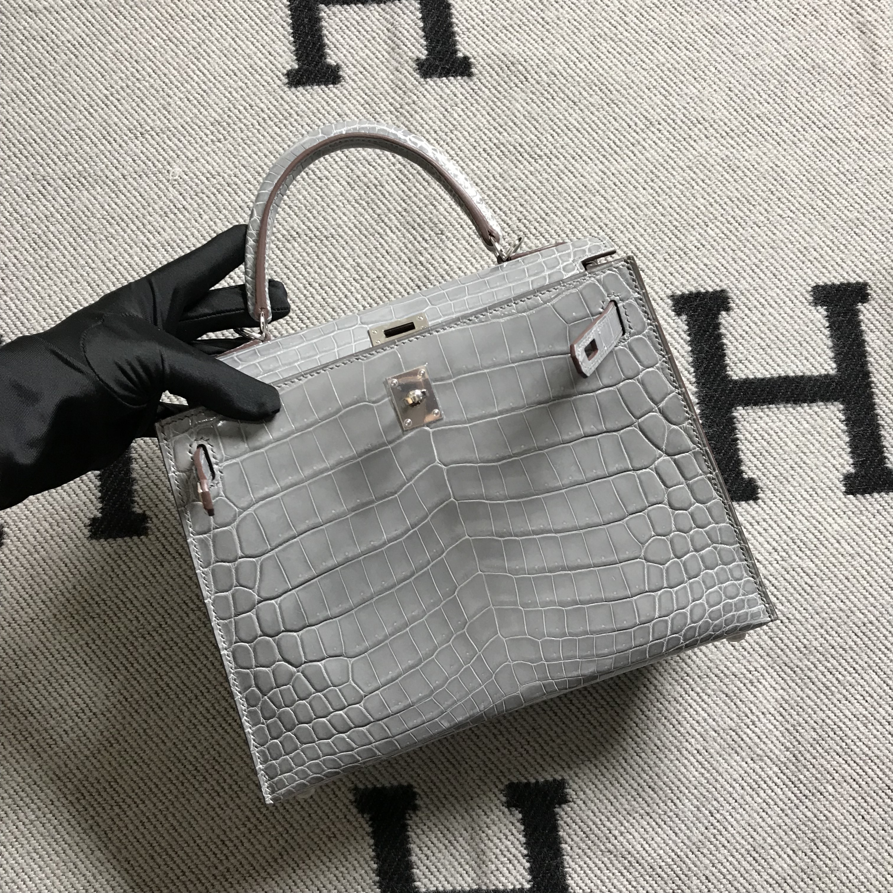 Hermès（爱马仕）Kelly 凯莉包 浅灰色 银扣 25cm