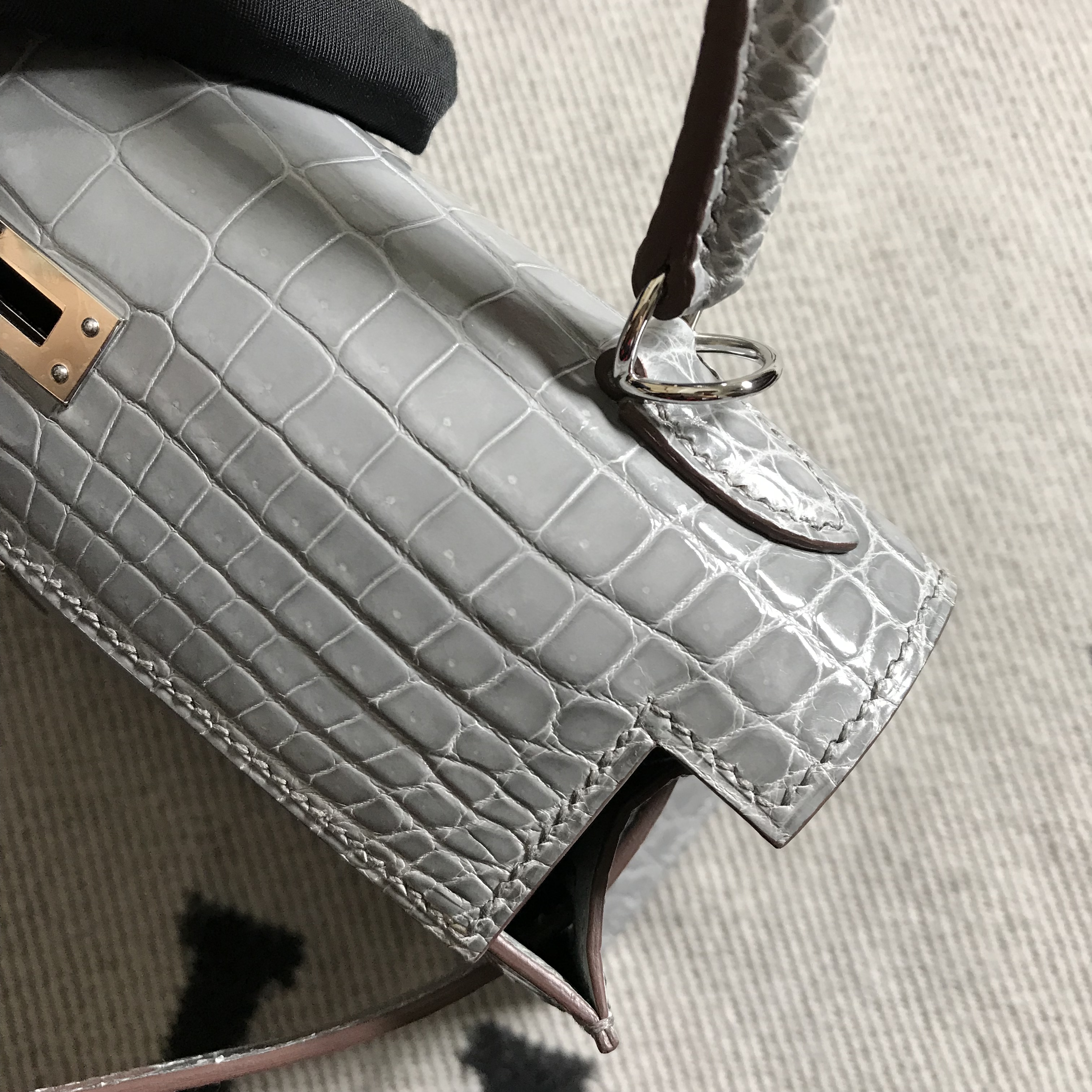 Hermès（爱马仕）Kelly 凯莉包 浅灰色 银扣 25cm
