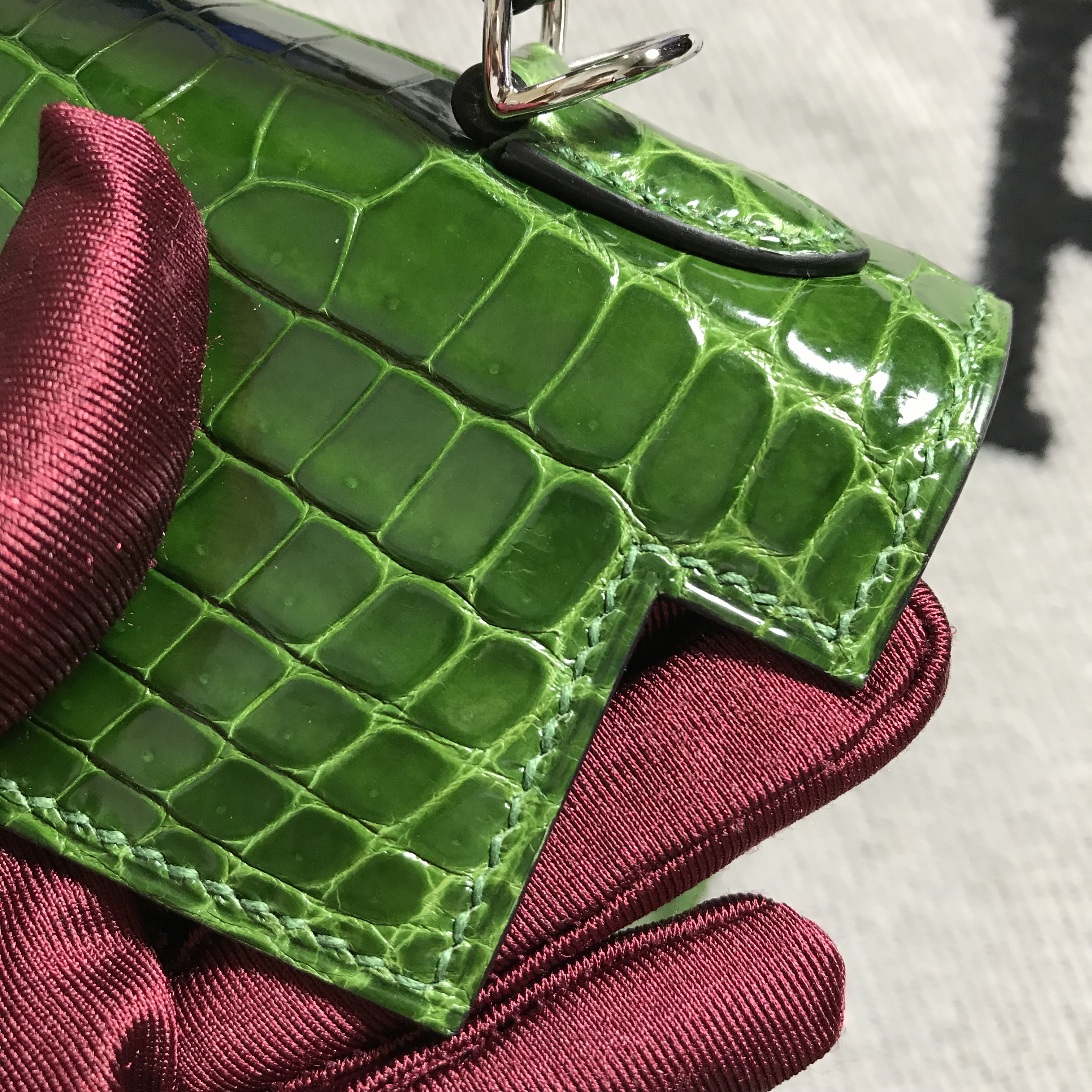 Hermès(爱马仕)Kelly 凯莉包 草绿色 银扣 25cm-拉尔森鳄鱼皮具定制 - 爱马仕包包官网 Hermès(爱马仕)Kelly 凯莉包 草绿色 银扣 25cm