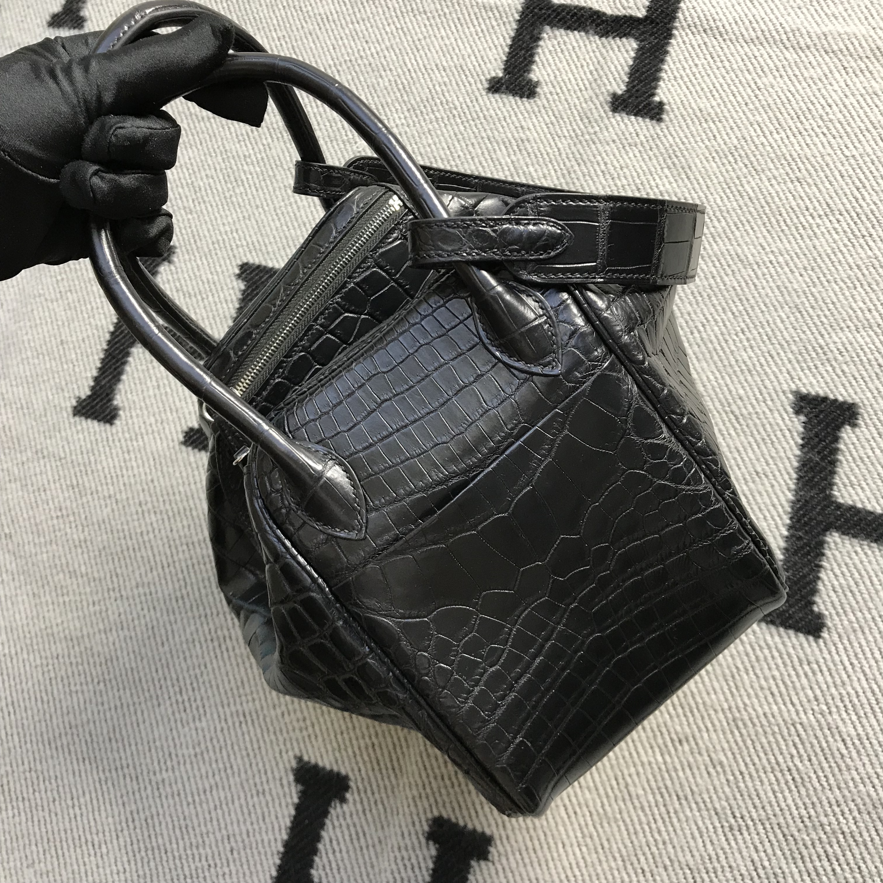 Hermès(爱马仕)新款 Lindy 琳迪包 黑色 银扣 26cm-拉尔森鳄鱼皮具定制 - 爱马仕包包官网 Hermès(爱马仕)新款 Lindy 琳迪包 黑色 银扣 26cm