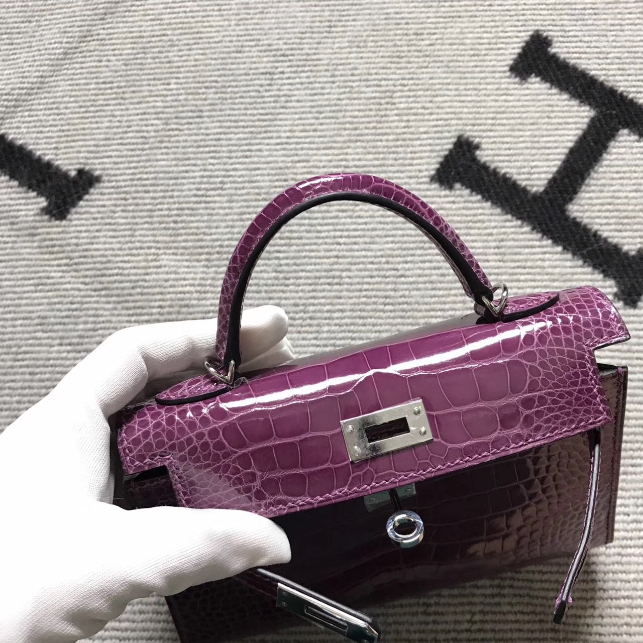 Hermès(爱马仕) Mini Kelly迷你凯莉 美洲紫色 银扣 2代-拉尔森鳄鱼皮具定制 - 爱马仕包包官网 Hermès(爱马仕) Mini Kelly迷你凯莉 美洲紫色 银扣 2代