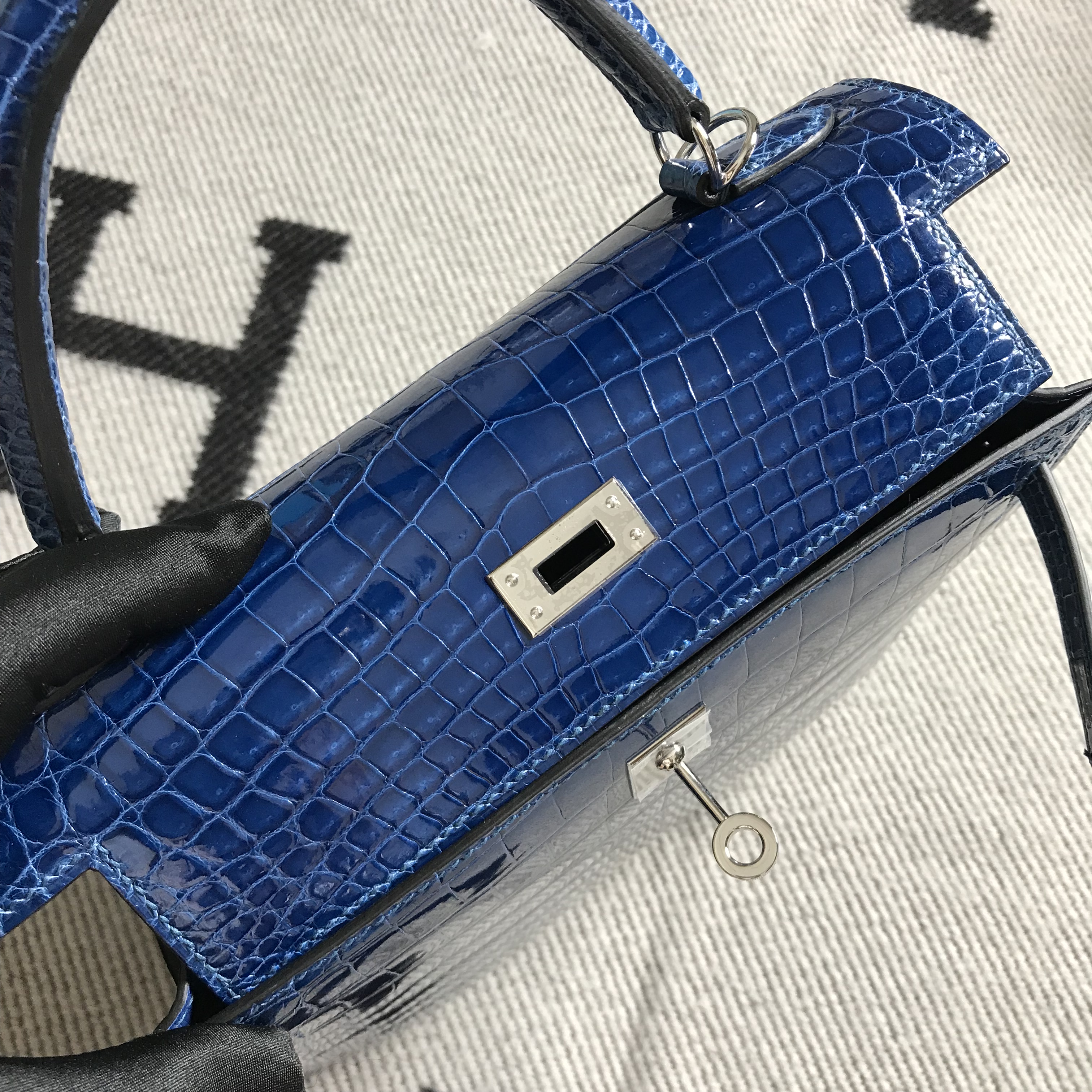 Hermès(爱马仕)Kelly 凯莉包 宝蓝色 银扣 25cm-拉尔森鳄鱼皮具定制 - 爱马仕包包官网 Hermès(爱马仕)Kelly 凯莉包 宝蓝色 银扣 25cm
