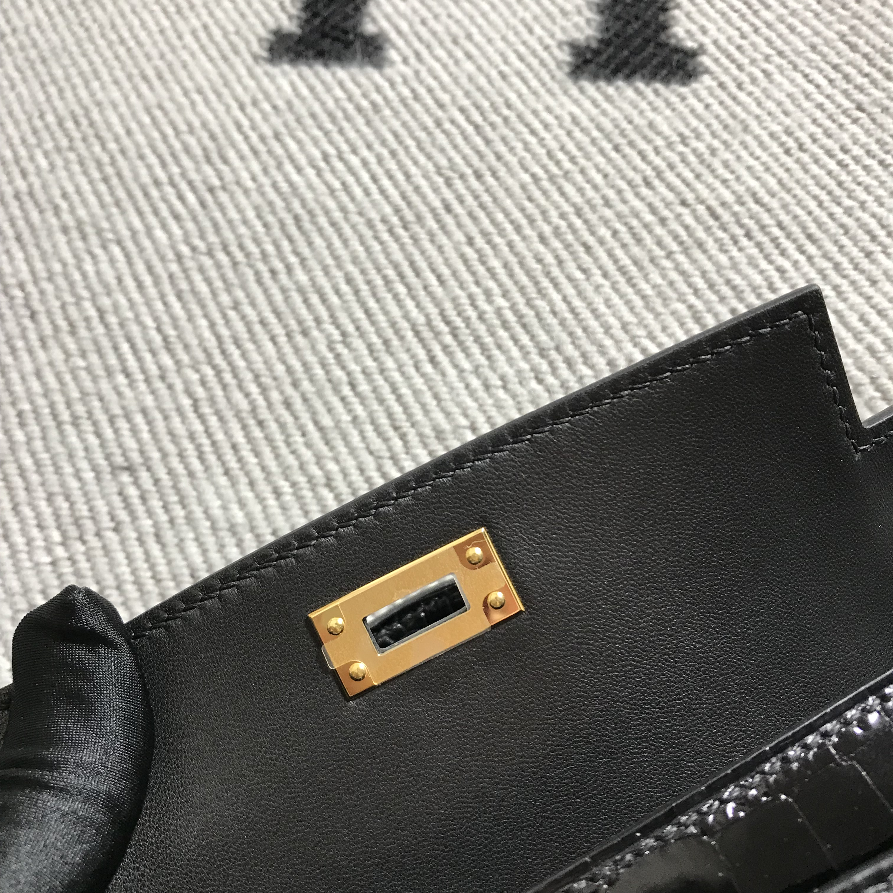 Hermès(爱马仕) Mini Kelly迷你凯莉 黑色 金扣 2代-拉尔森鳄鱼皮具定制 - 爱马仕包包官网 Hermès(爱马仕) Mini Kelly迷你凯莉 黑色 金扣 2代