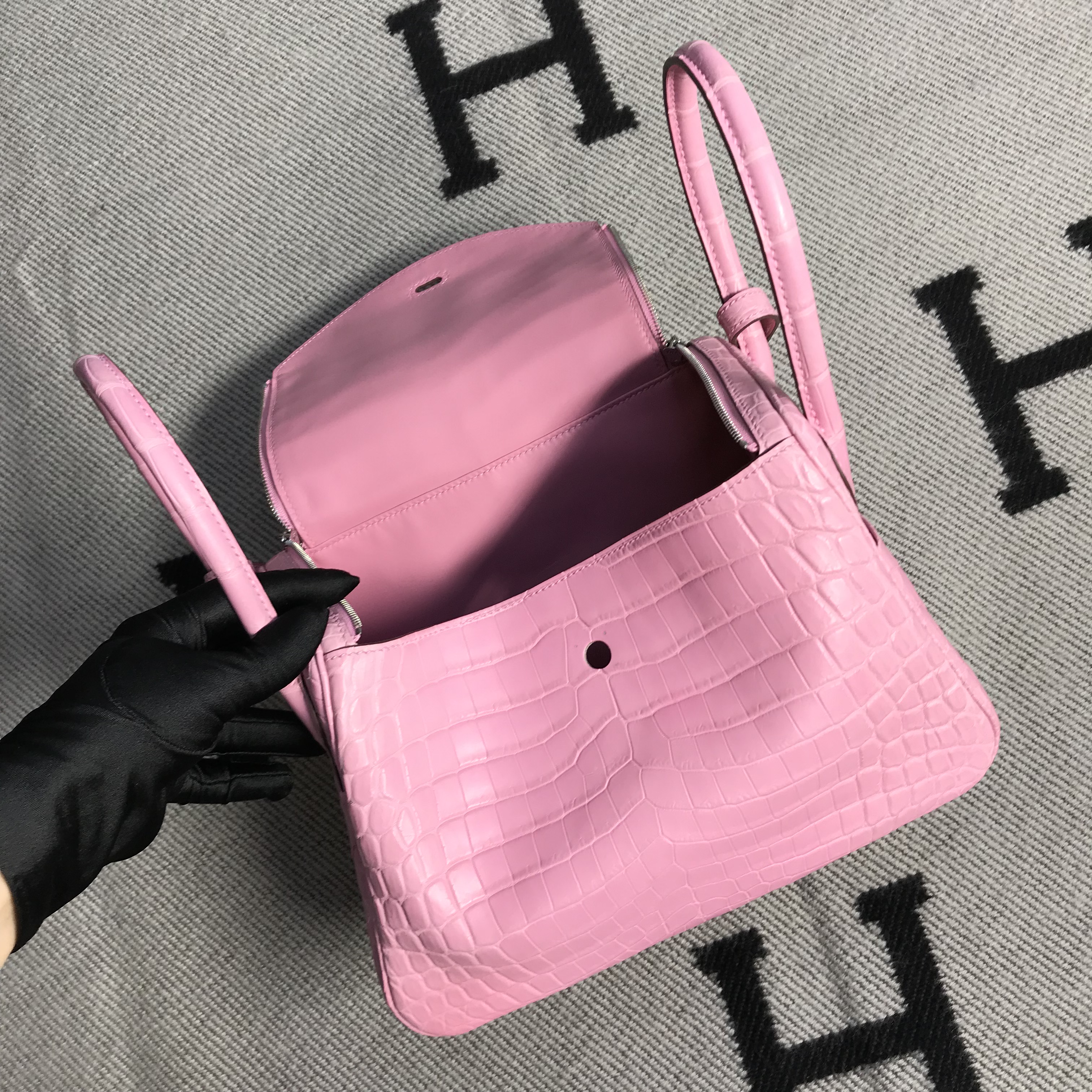 Hermès（爱马仕）新款 Lindy 琳迪包 樱花粉 银扣 26cm