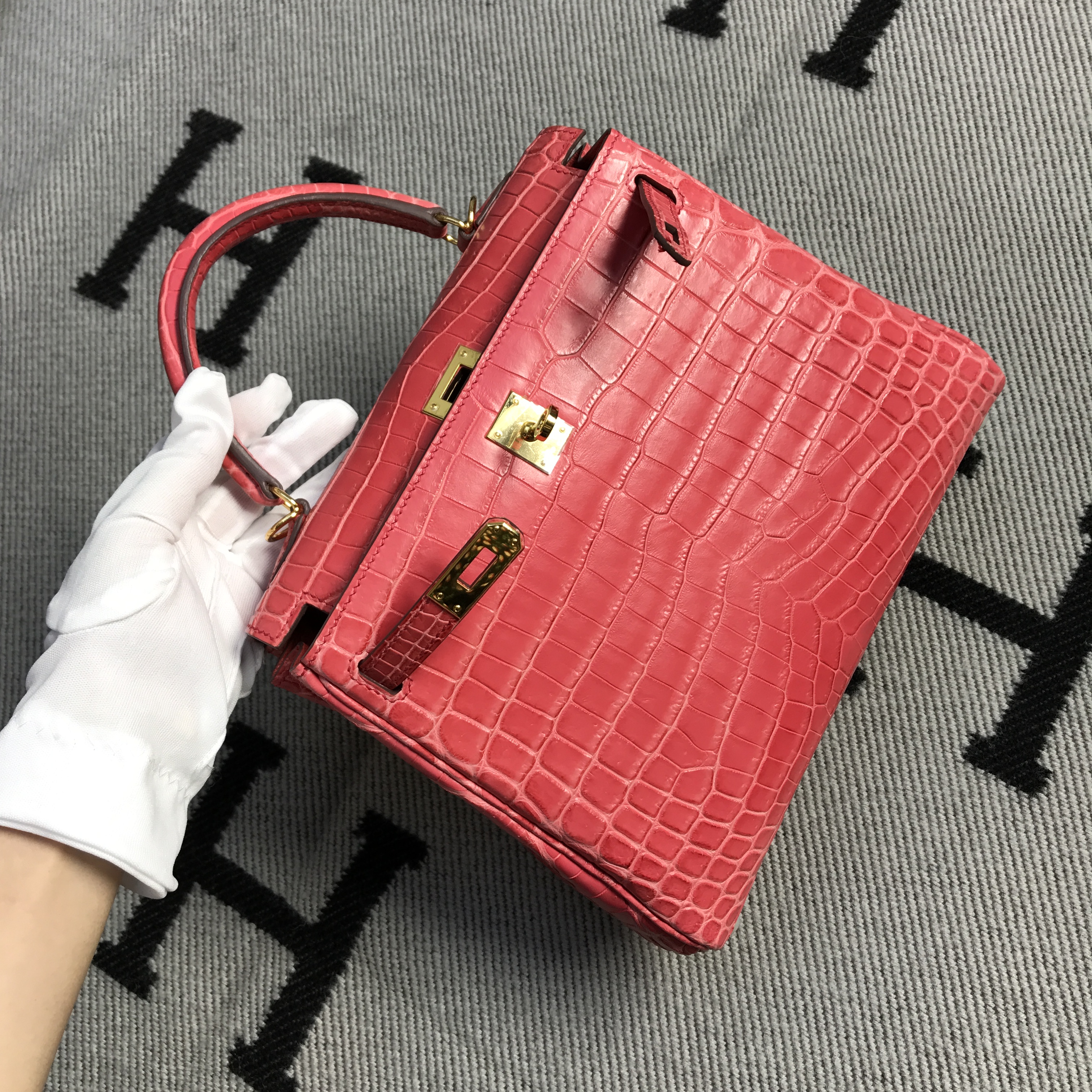 Hermès（爱马仕）Kelly 凯莉包 蜜桃粉 亚光 金扣 25cm