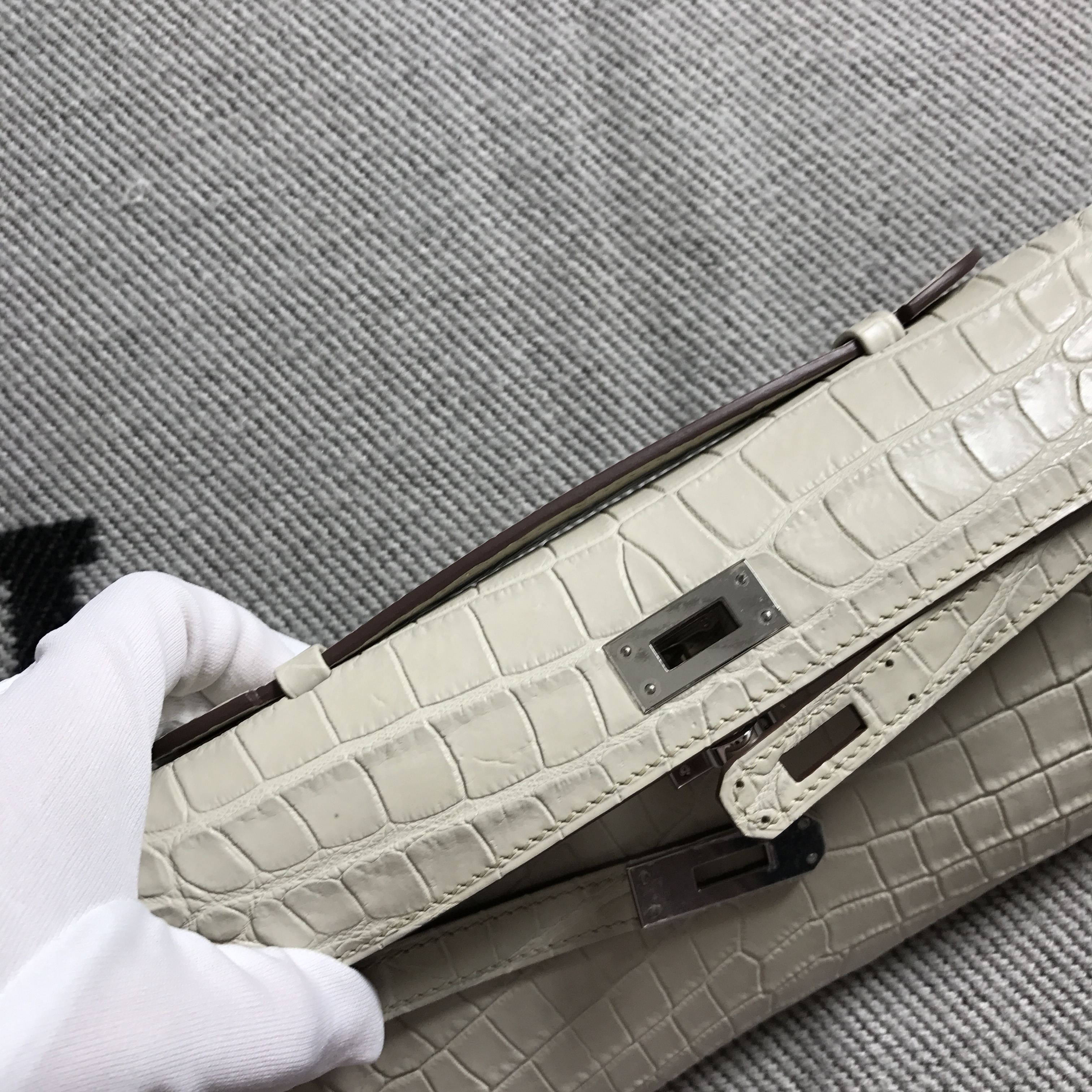 Hermès（爱马仕）Kelly Cut长款手包 浅灰色 银扣 2代