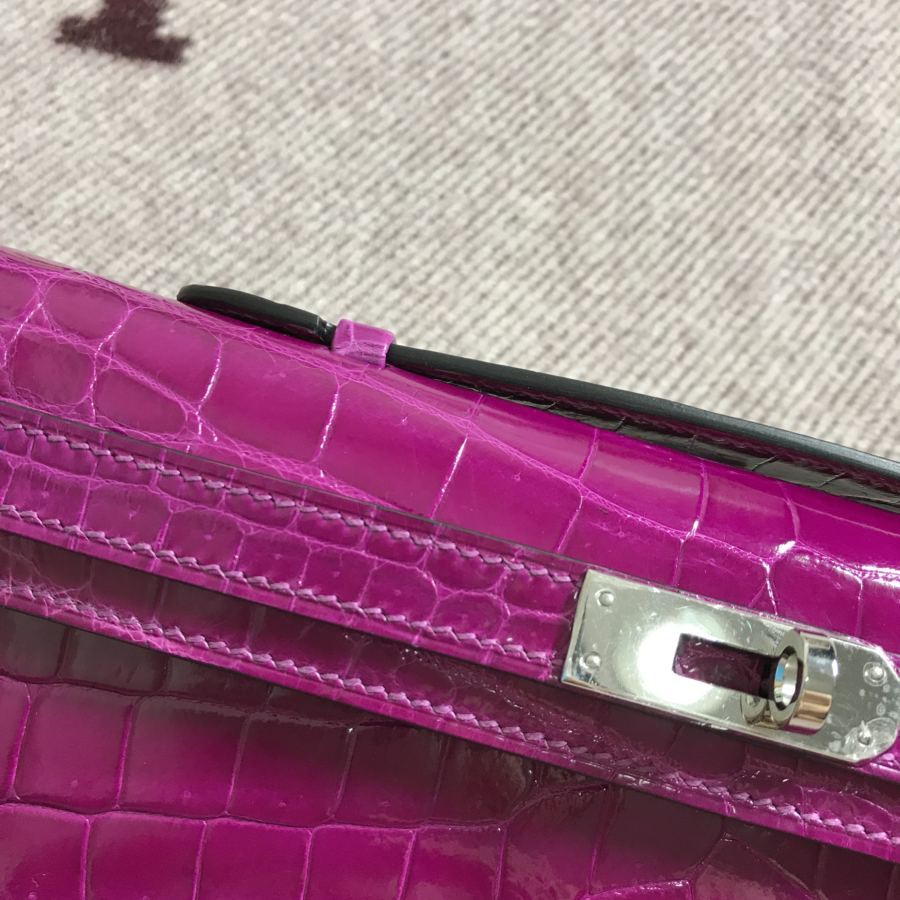 Hermès(爱马仕)Kelly Cut手包 紫红色 银扣 2代-拉尔森鳄鱼皮具定制 - 爱马仕包包官网 Hermès(爱马仕)Kelly Cut手包 紫红色 银扣 2代