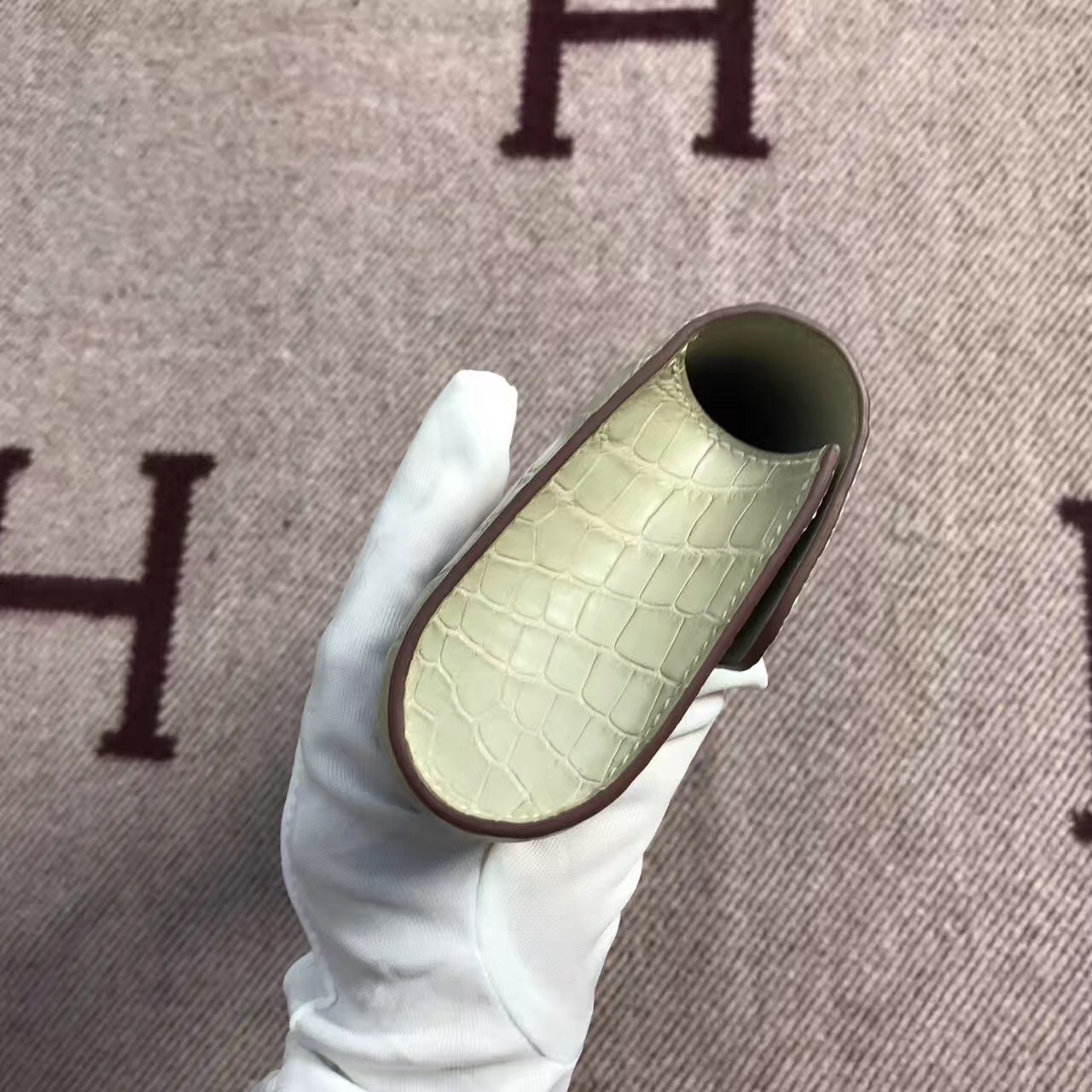 Hermès(爱马仕)猪鼻手包egee 鳄鱼亚光 米灰 银扣-拉尔森鳄鱼皮具定制 - 爱马仕包包官网 Hermès(爱马仕)猪鼻手包egee 鳄鱼亚光 米灰 银扣
