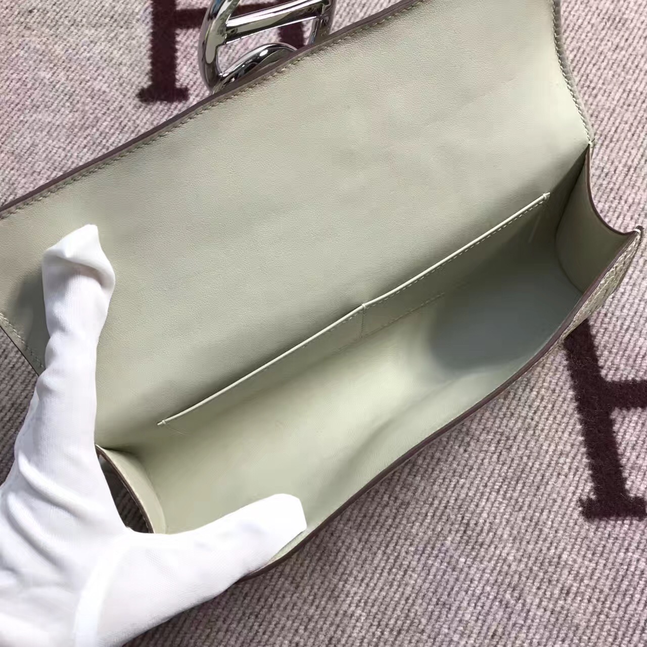 Hermès(爱马仕)猪鼻手包egee 鳄鱼亚光 米灰 银扣-拉尔森鳄鱼皮具定制 - 爱马仕包包官网 Hermès(爱马仕)猪鼻手包egee 鳄鱼亚光 米灰 银扣