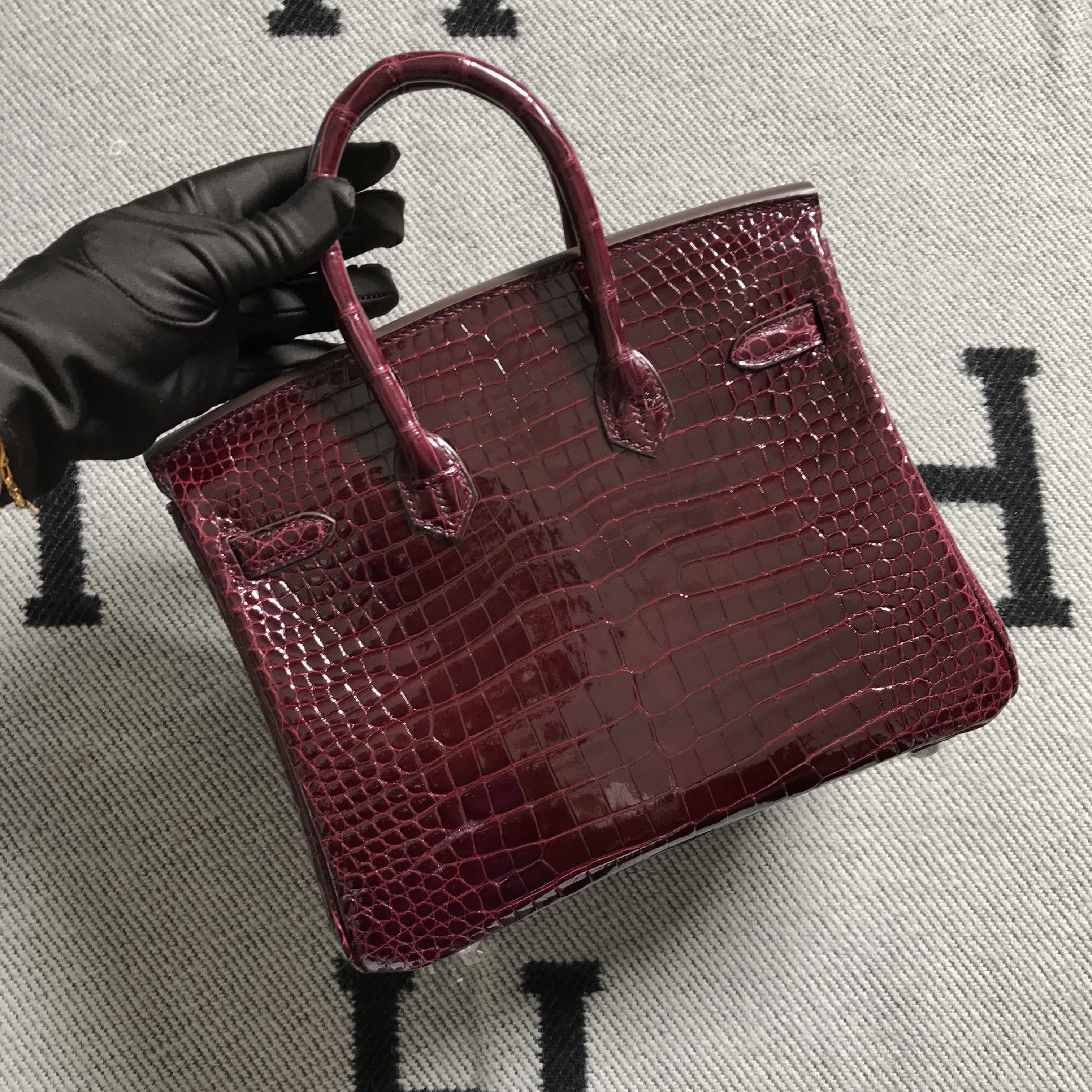 Hermès(爱马仕)Birkin 铂金包 酒红色 湾鳄 银扣 25cm-拉尔森鳄鱼皮具定制 - 爱马仕包包官网 Hermès(爱马仕)Birkin 铂金包 酒红色 湾鳄 银扣 25cm