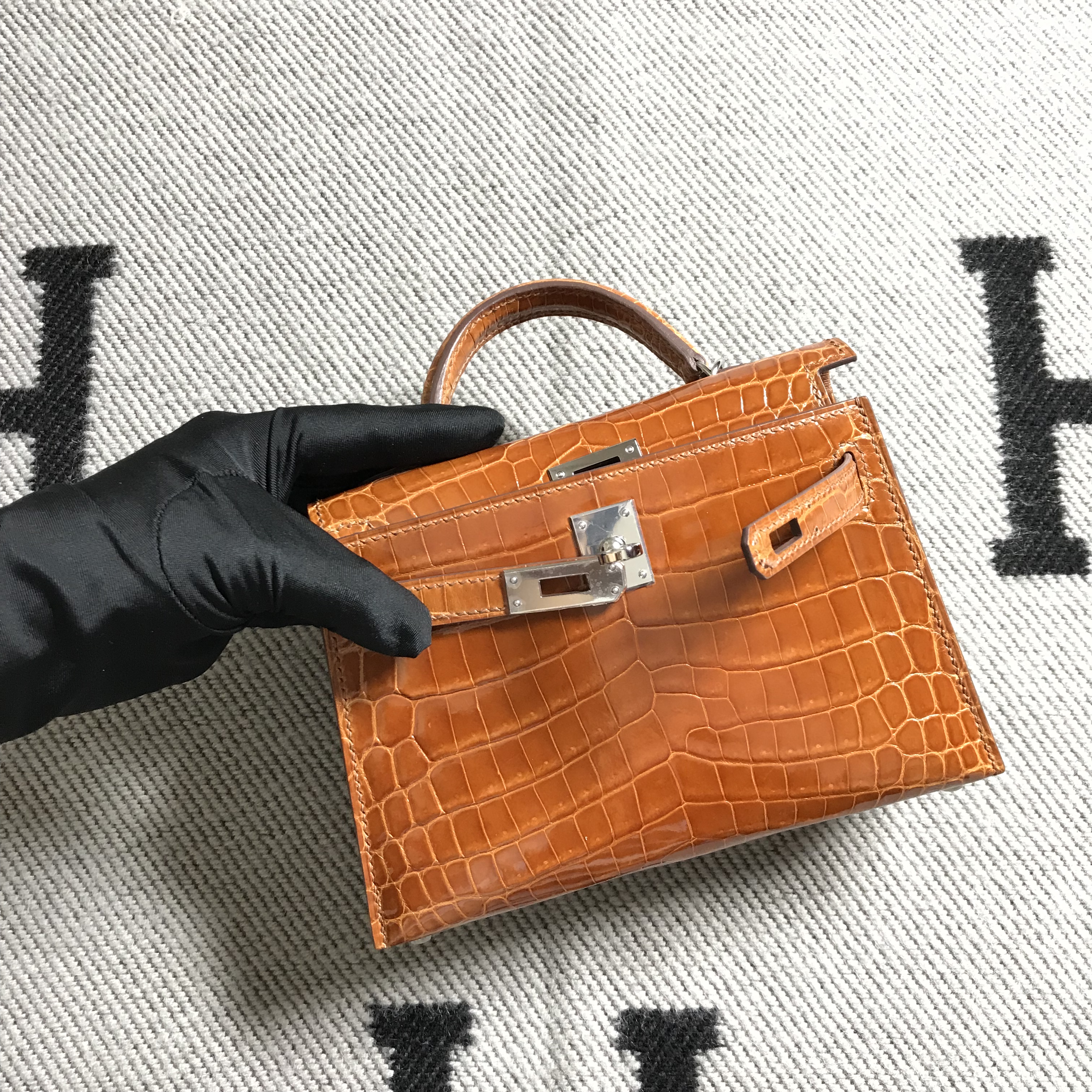 Hermès(爱马仕) Mini Kelly迷你凯莉 土黄色 银扣 2代-拉尔森鳄鱼皮具定制 - 爱马仕包包官网 Hermès(爱马仕) Mini Kelly迷你凯莉 土黄色 银扣 2代