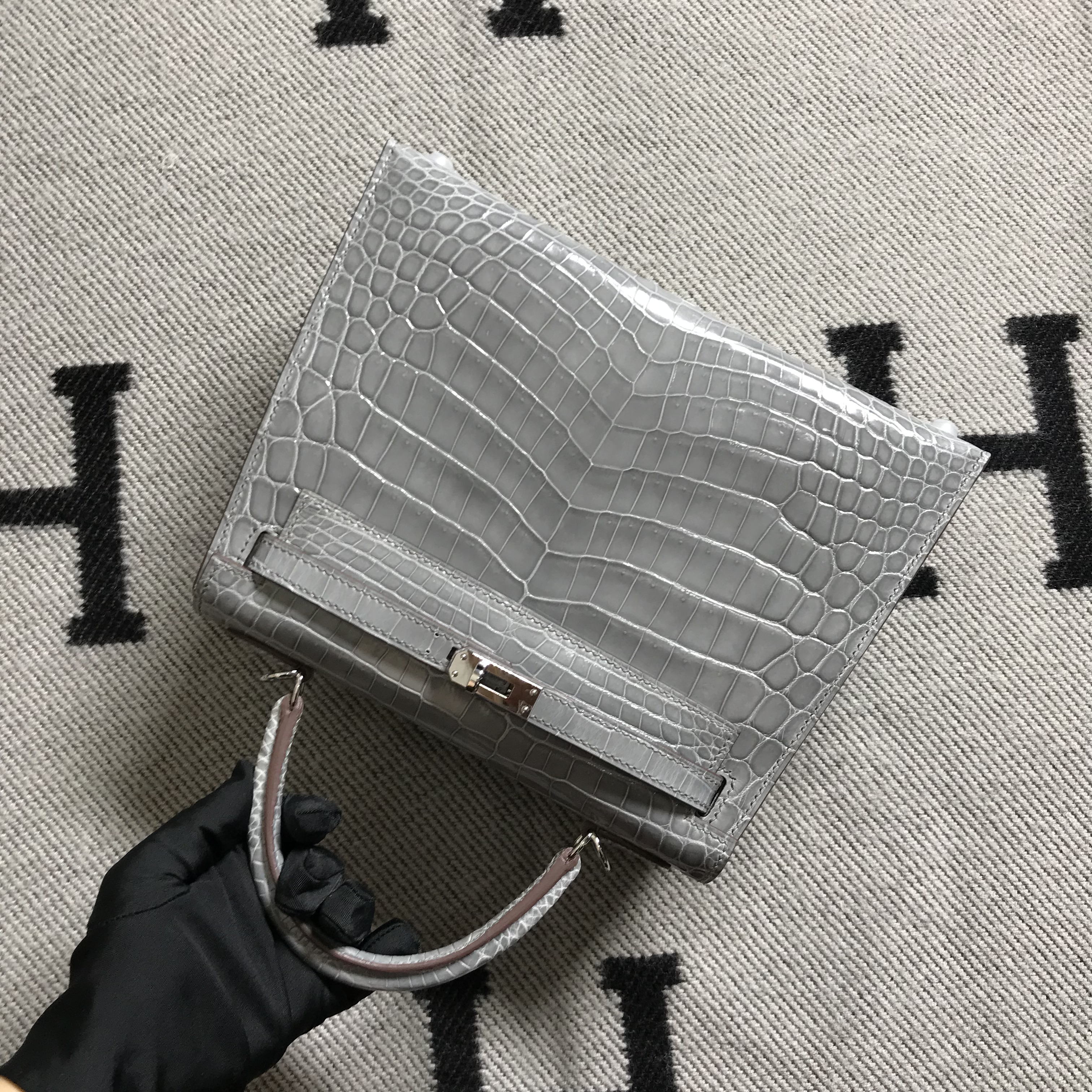 Hermès（爱马仕）Kelly 凯莉包 浅灰色 银扣 25cm