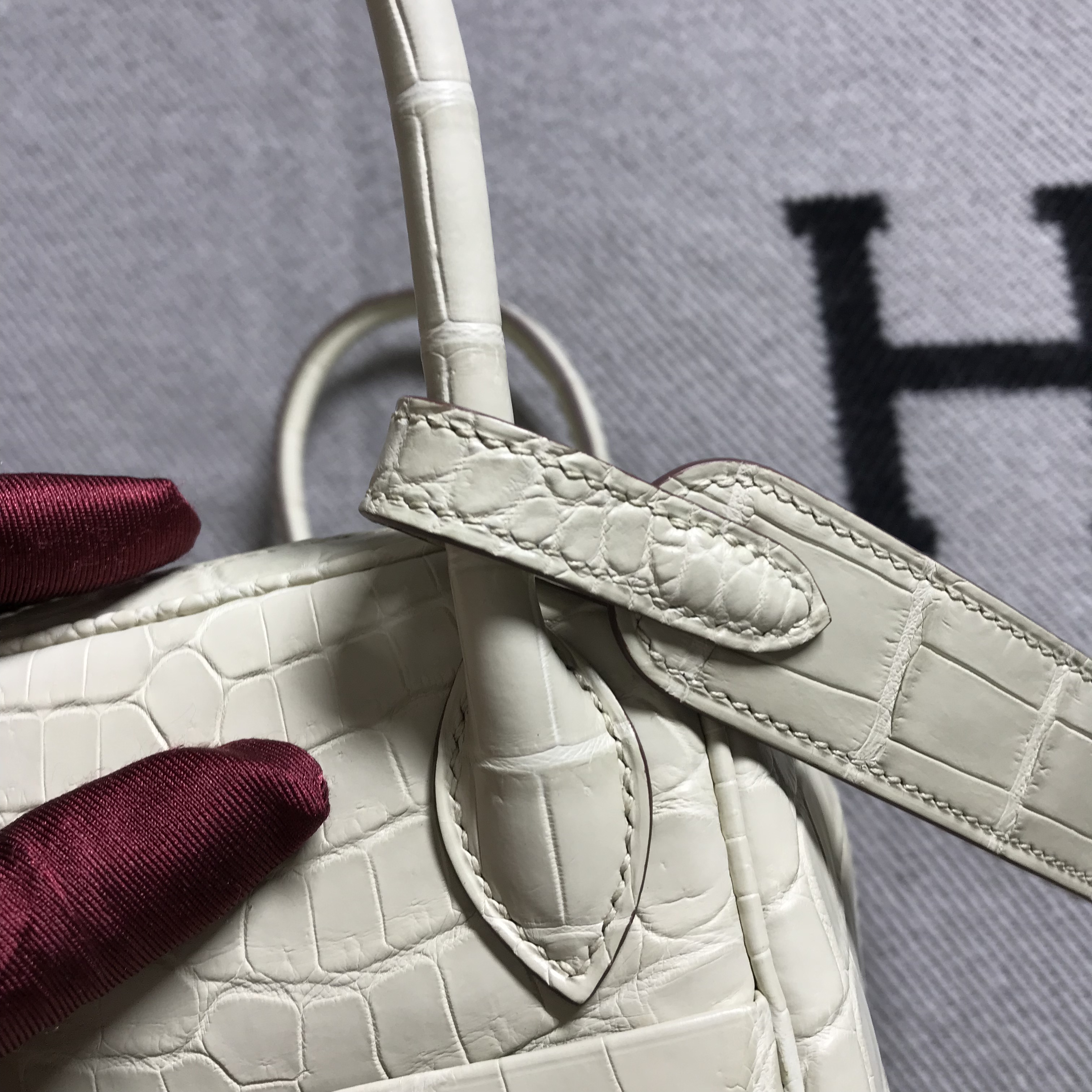 Hermès(爱马仕)新款 Lindy 琳迪包 米白色 银扣 26cm-拉尔森鳄鱼皮具定制 - 爱马仕包包官网 Hermès(爱马仕)新款 Lindy 琳迪包 米白色 银扣 26cm