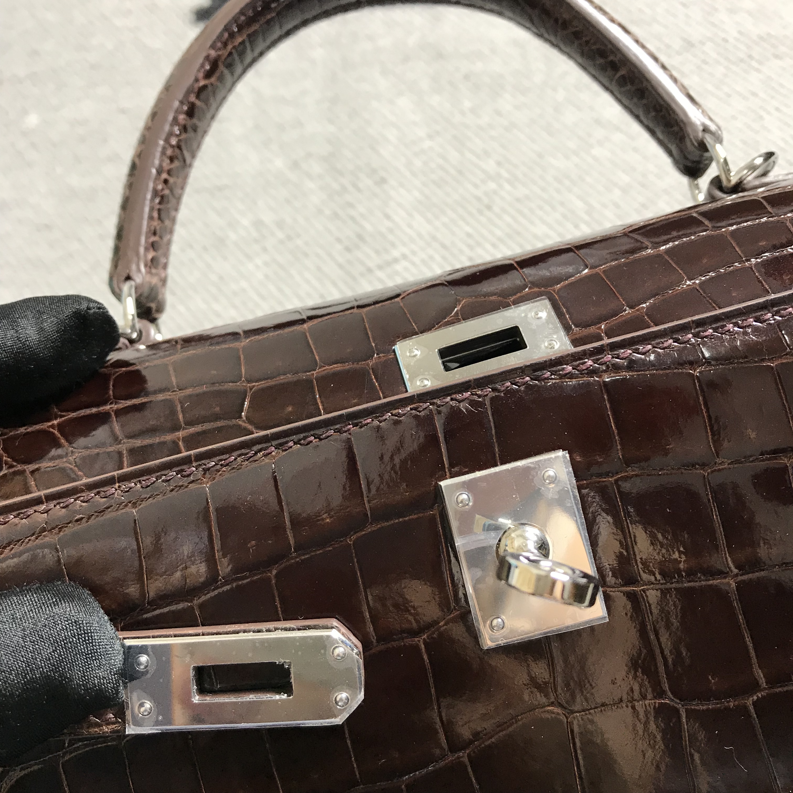 Hermès(爱马仕)Kelly 凯莉包 深咖啡色 银扣 25cm-拉尔森鳄鱼皮具定制 - 爱马仕包包官网 Hermès(爱马仕)Kelly 凯莉包 深咖啡色 银扣 25cm