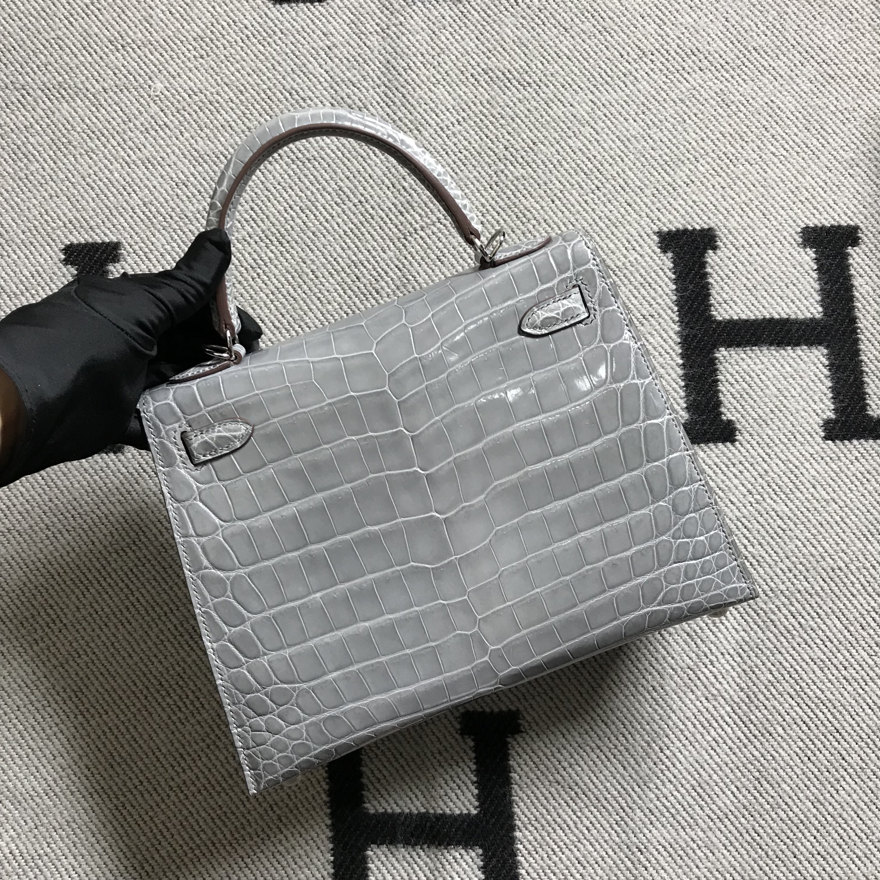 Hermès（爱马仕）Kelly 凯莉包 浅灰色 银扣 25cm