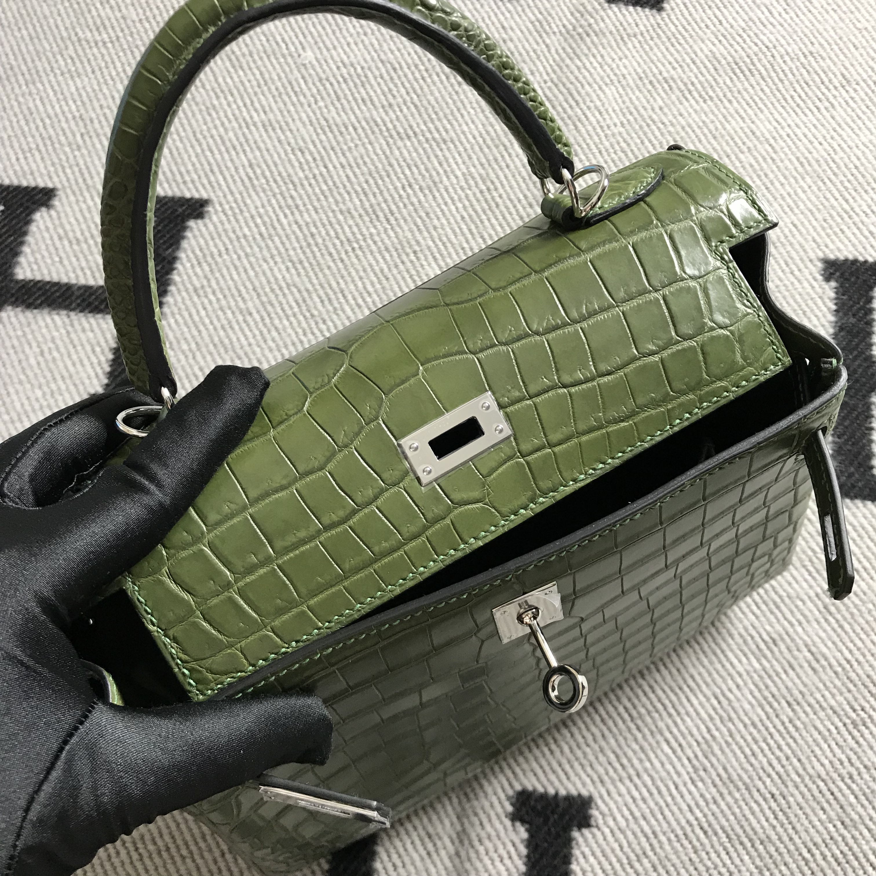Hermès(爱马仕)Kelly 凯莉包 森林绿 雾面 银扣 25cm-拉尔森鳄鱼皮具定制 - 爱马仕包包官网 Hermès(爱马仕)Kelly 凯莉包 森林绿 雾面 银扣 25cm