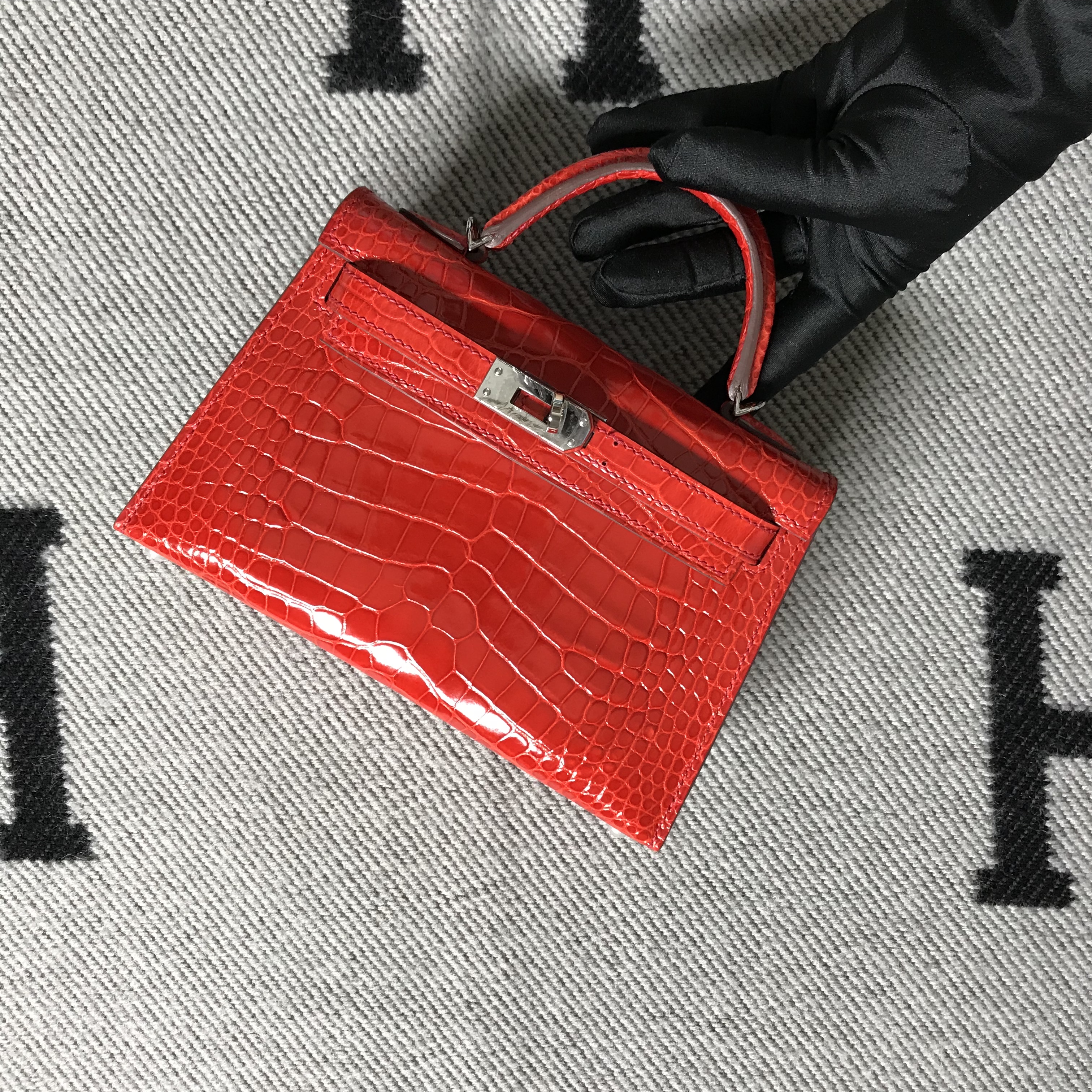 Hermès(爱马仕) Mini Kelly迷你凯莉 法拉利红 银扣 2代-拉尔森鳄鱼皮具定制 - 爱马仕包包官网 Hermès(爱马仕) Mini Kelly迷你凯莉 法拉利红 银扣 2代