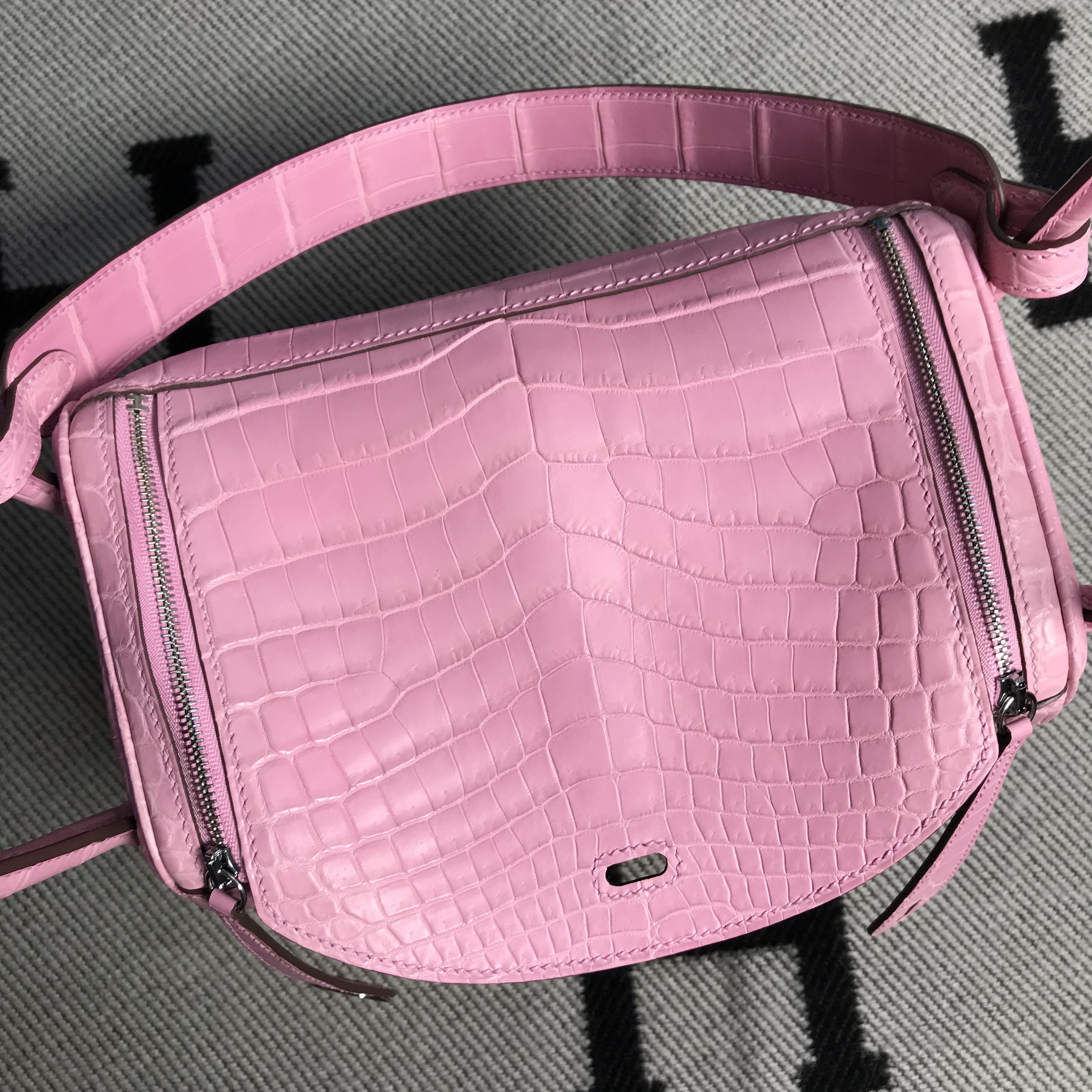 Hermès(爱马仕)新款 Lindy 琳迪包 樱花粉 银扣 26cm-拉尔森鳄鱼皮具定制 - 爱马仕包包官网 Hermès(爱马仕)新款 Lindy 琳迪包 樱花粉 银扣 26cm
