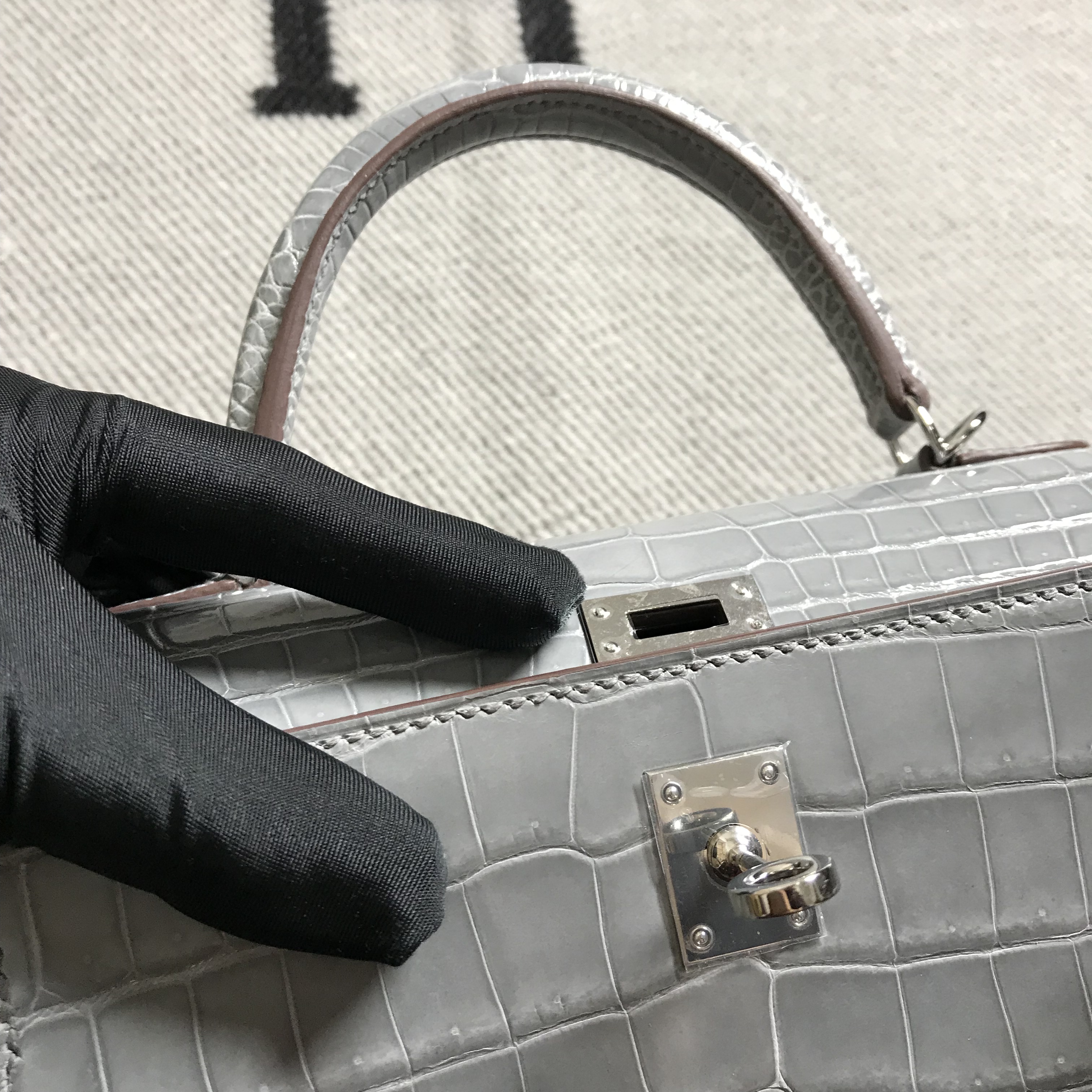 Hermès（爱马仕）Kelly 凯莉包 浅灰色 银扣 25cm