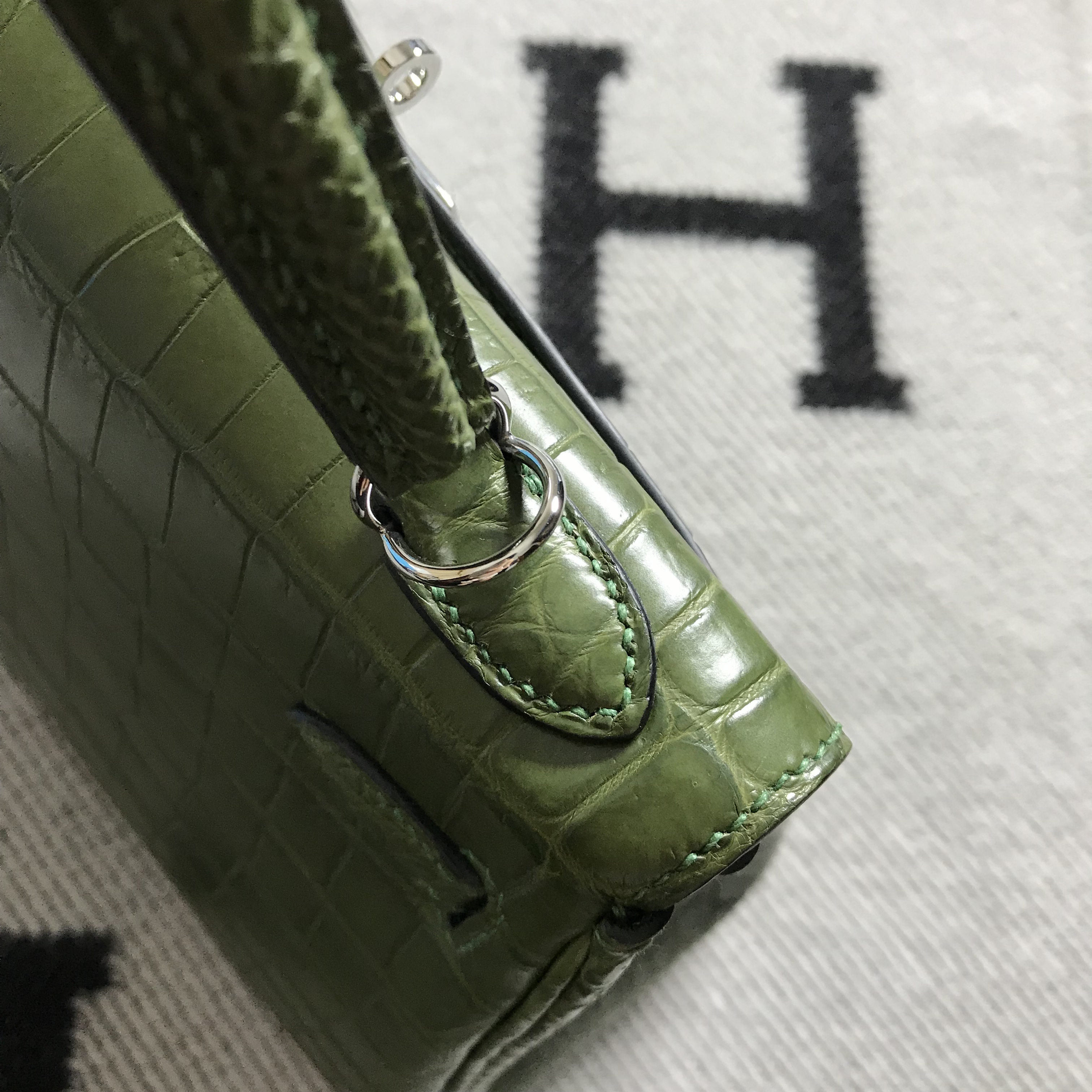 Hermès(爱马仕)Kelly 凯莉包 森林绿 雾面 银扣 25cm-拉尔森鳄鱼皮具定制 - 爱马仕包包官网 Hermès(爱马仕)Kelly 凯莉包 森林绿 雾面 银扣 25cm