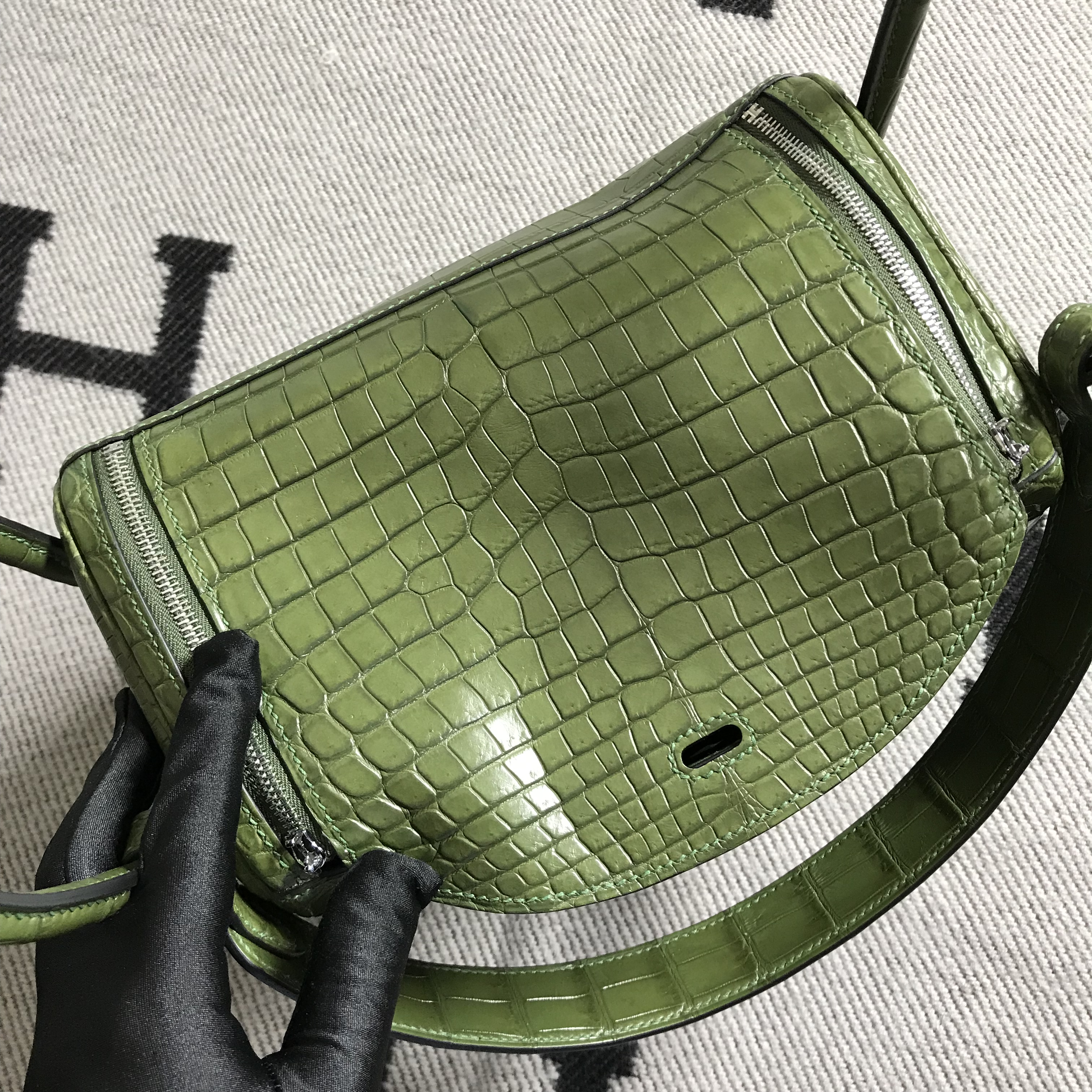 Hermès(爱马仕)新款 Lindy 琳迪包 森林绿 银扣 26cm-拉尔森鳄鱼皮具定制 - 爱马仕包包官网 Hermès(爱马仕)新款 Lindy 琳迪包 森林绿 银扣 26cm