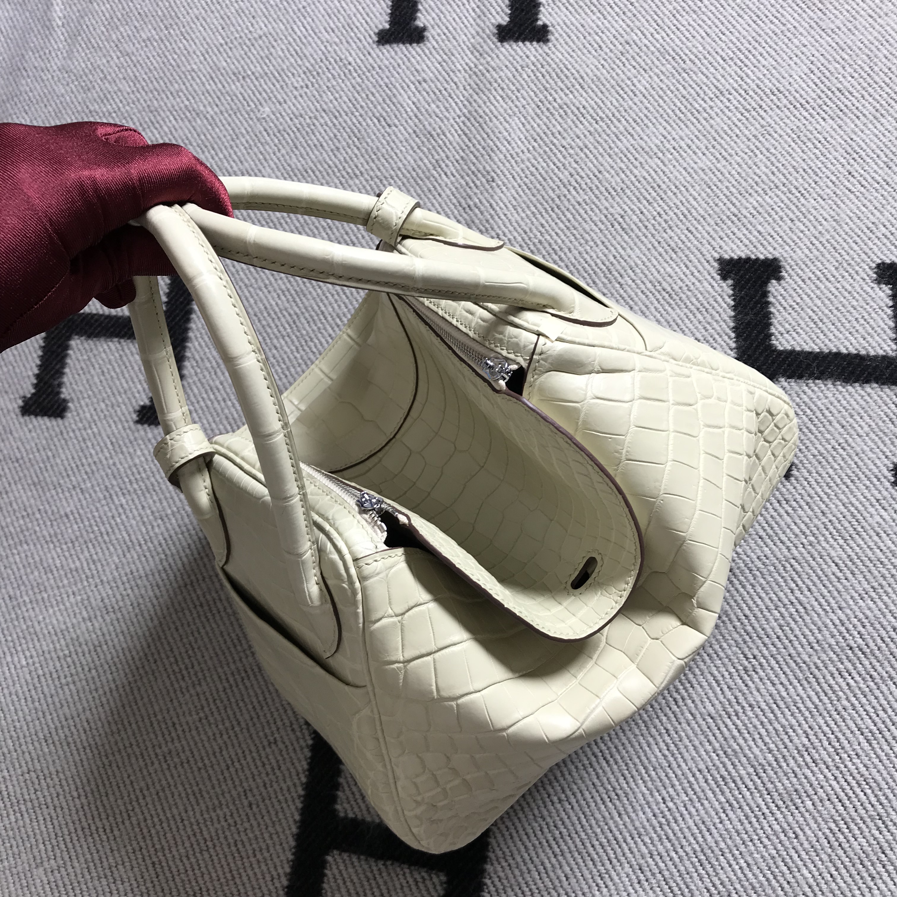 Hermès(爱马仕)新款 Lindy 琳迪包 米白色 银扣 26cm-拉尔森鳄鱼皮具定制 - 爱马仕包包官网 Hermès(爱马仕)新款 Lindy 琳迪包 米白色 银扣 26cm