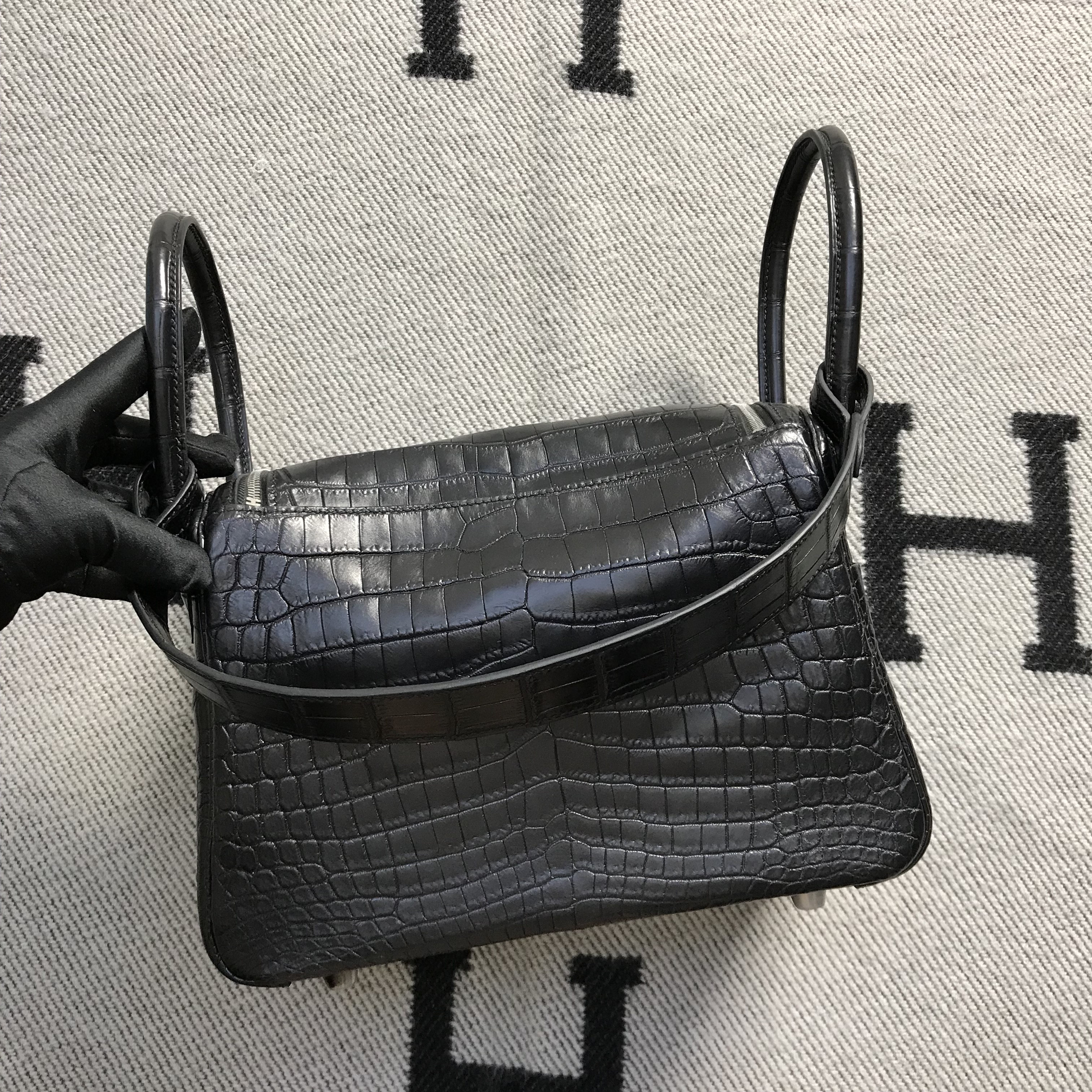 Hermès(爱马仕)新款 Lindy 琳迪包 黑色 银扣 26cm-拉尔森鳄鱼皮具定制 - 爱马仕包包官网 Hermès(爱马仕)新款 Lindy 琳迪包 黑色 银扣 26cm