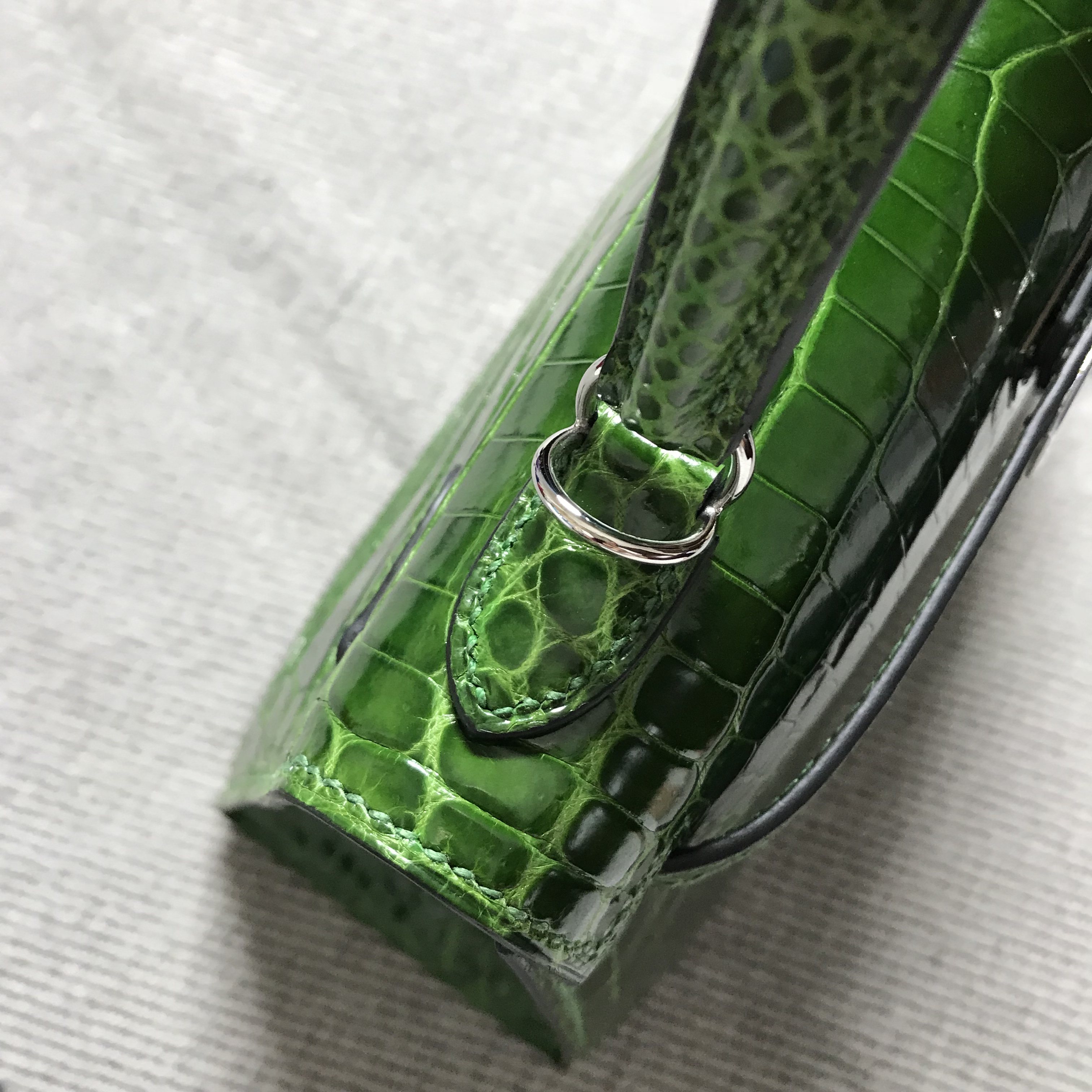 Hermès（爱马仕）Kelly 凯莉包 草绿色 银扣 25cm